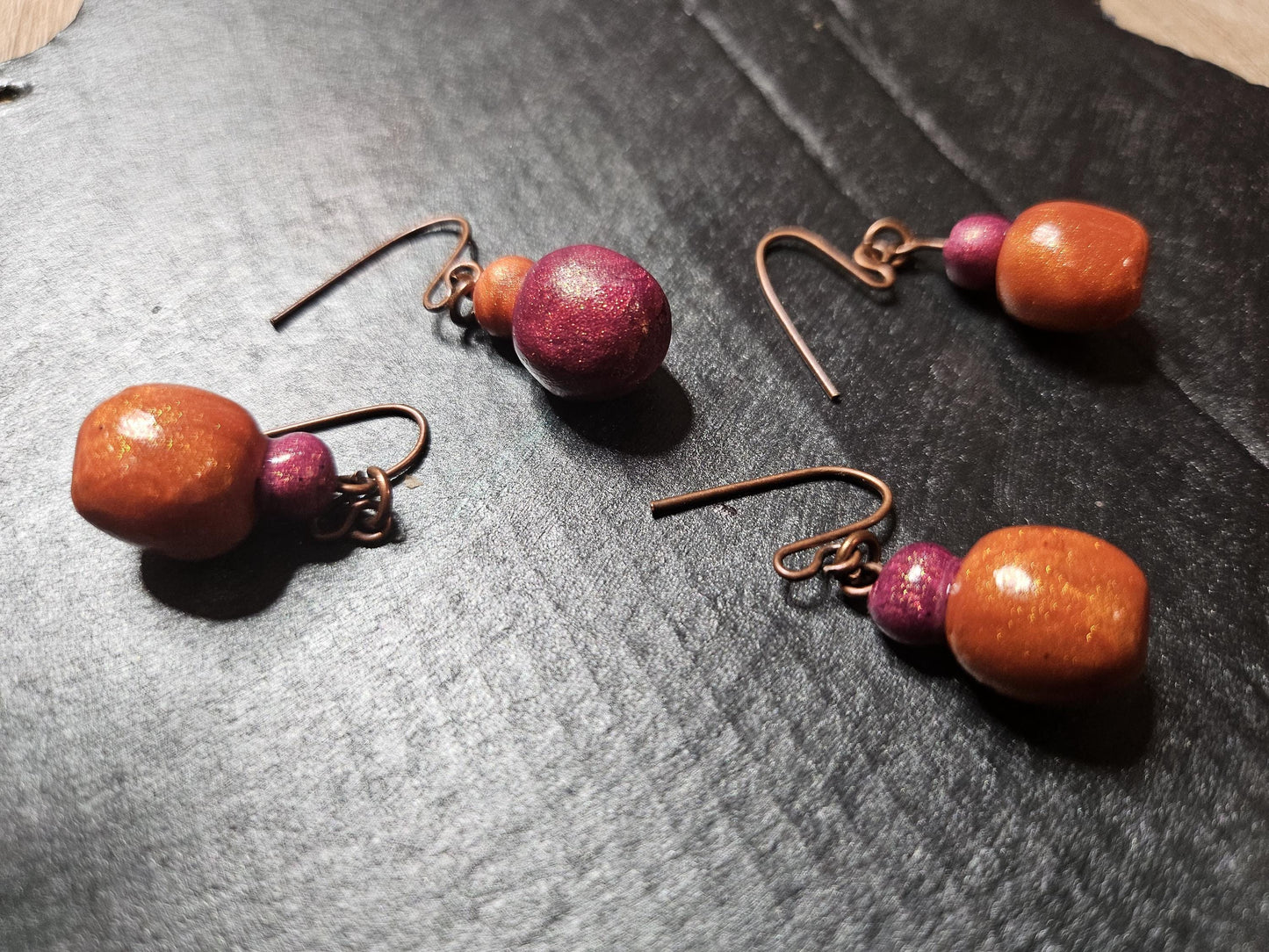 Small round earrings in copper/pearlescent pink color