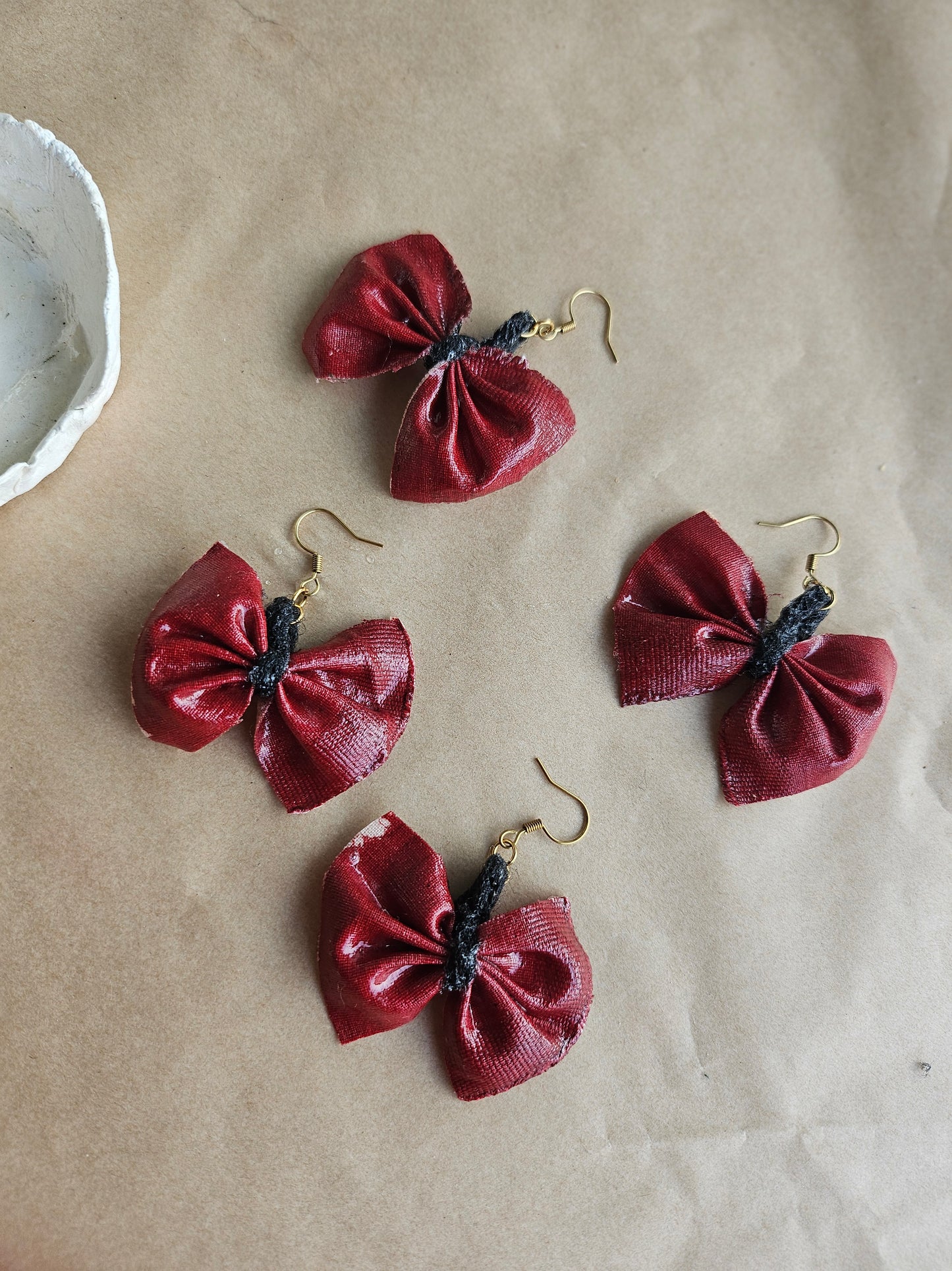 Boucles d'oreilles nœud papillon rouge effet mouillé - Fait main