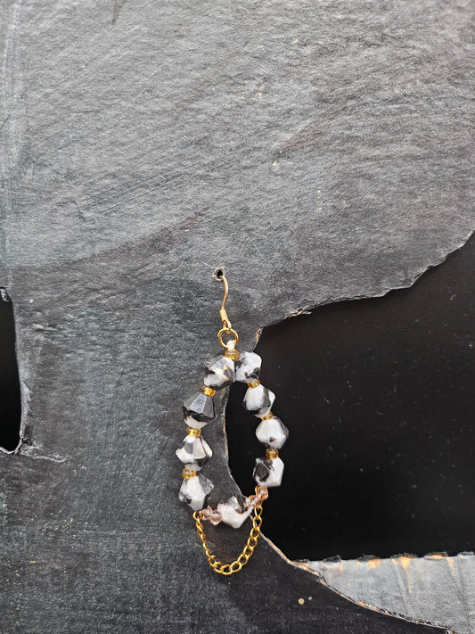 Creoles ovales avec perles de Jaspe zebre noire et blanc_ vue rapprochée