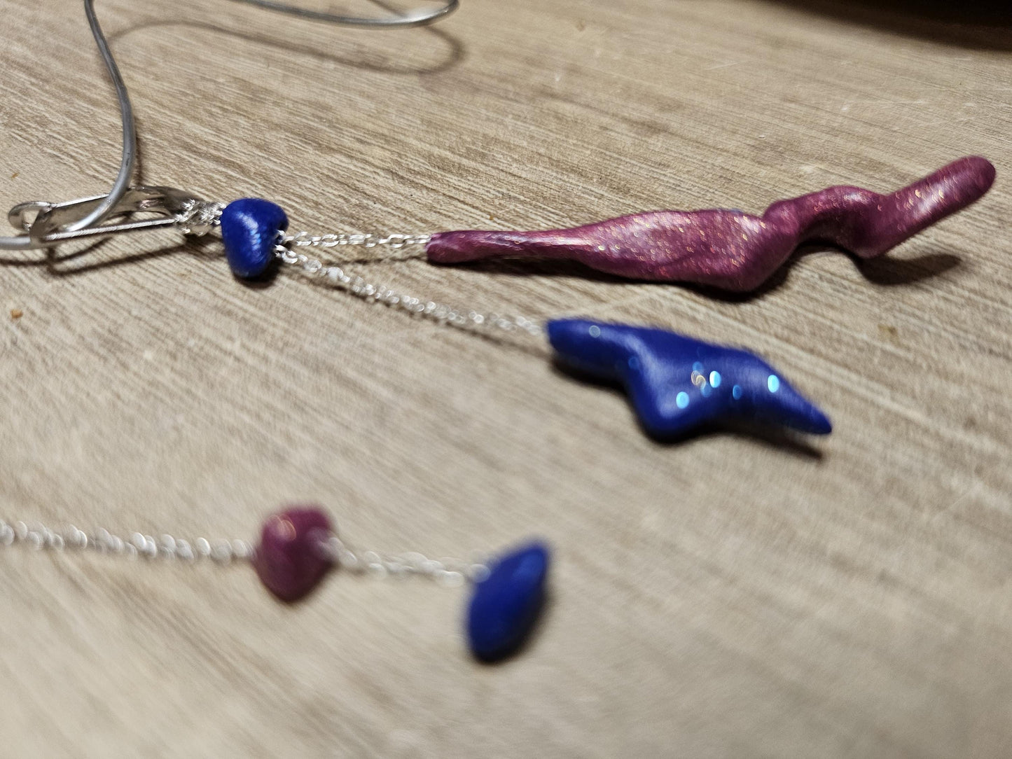 Fine asymmetrical earrings in silver and small pearls.