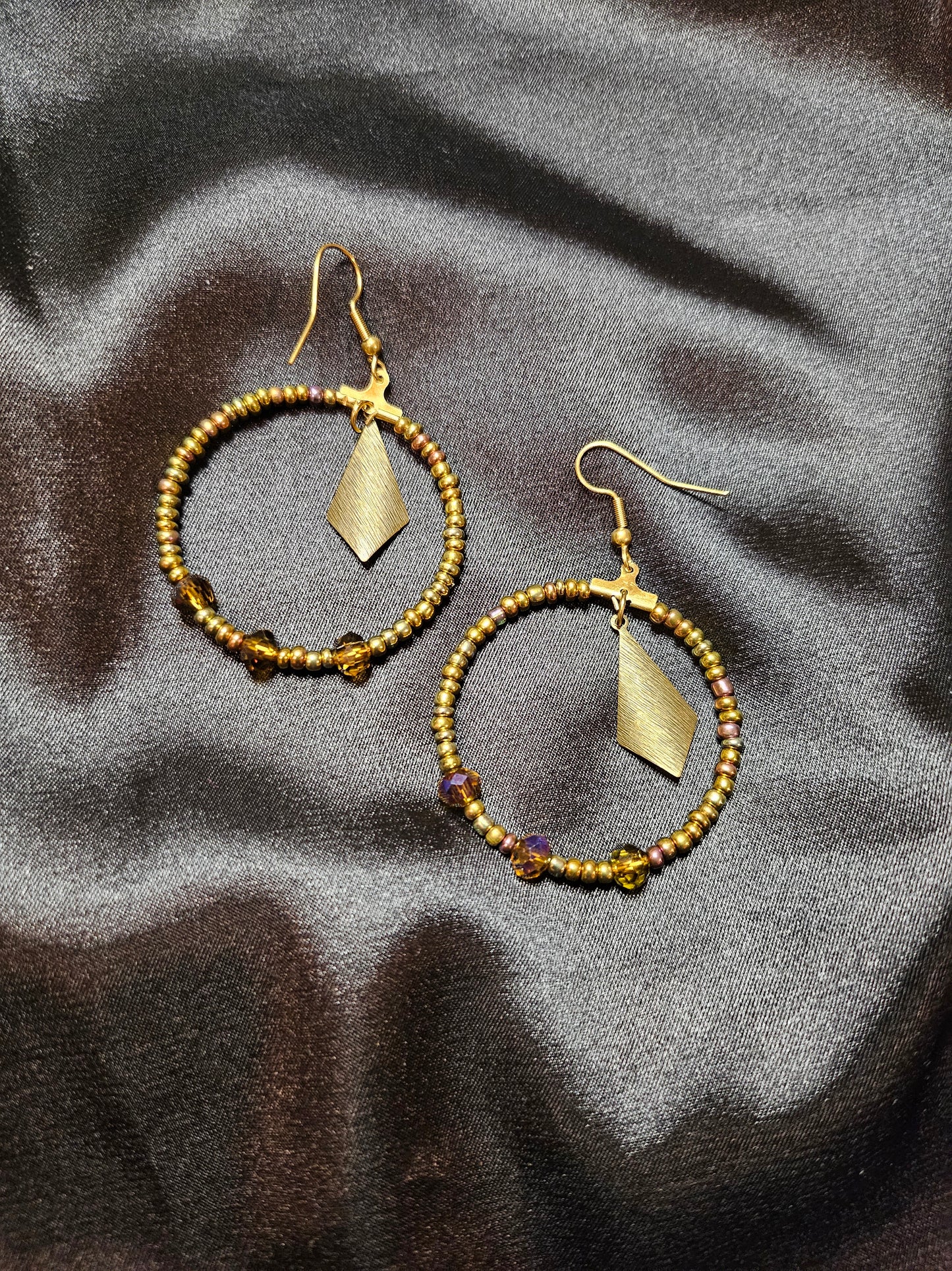 Boucles d'oreilles artisanales en perles iris métalliques - Bijoux fait main