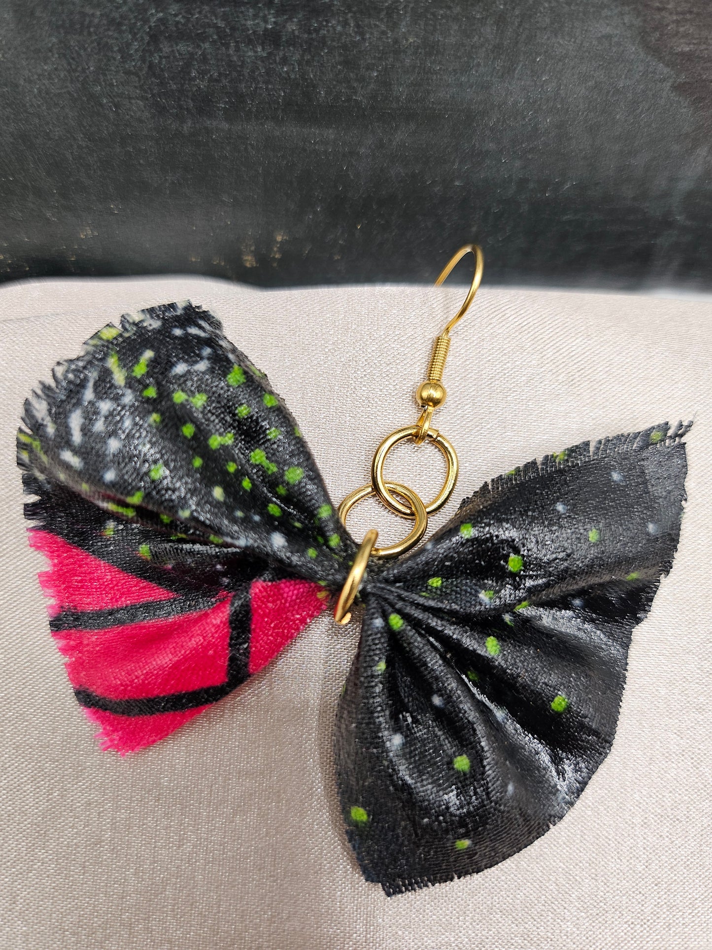 Boucles d'oreilles nœud papillon colorées - détail de la finition artisanale