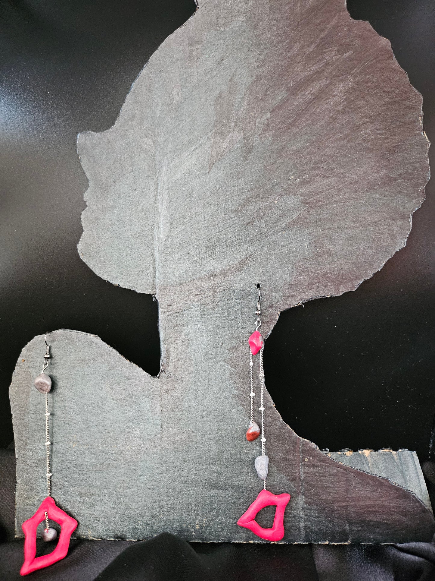 Boucles d'oreilles asymétriques rouges et grises - Bijoux artisanaux fait main