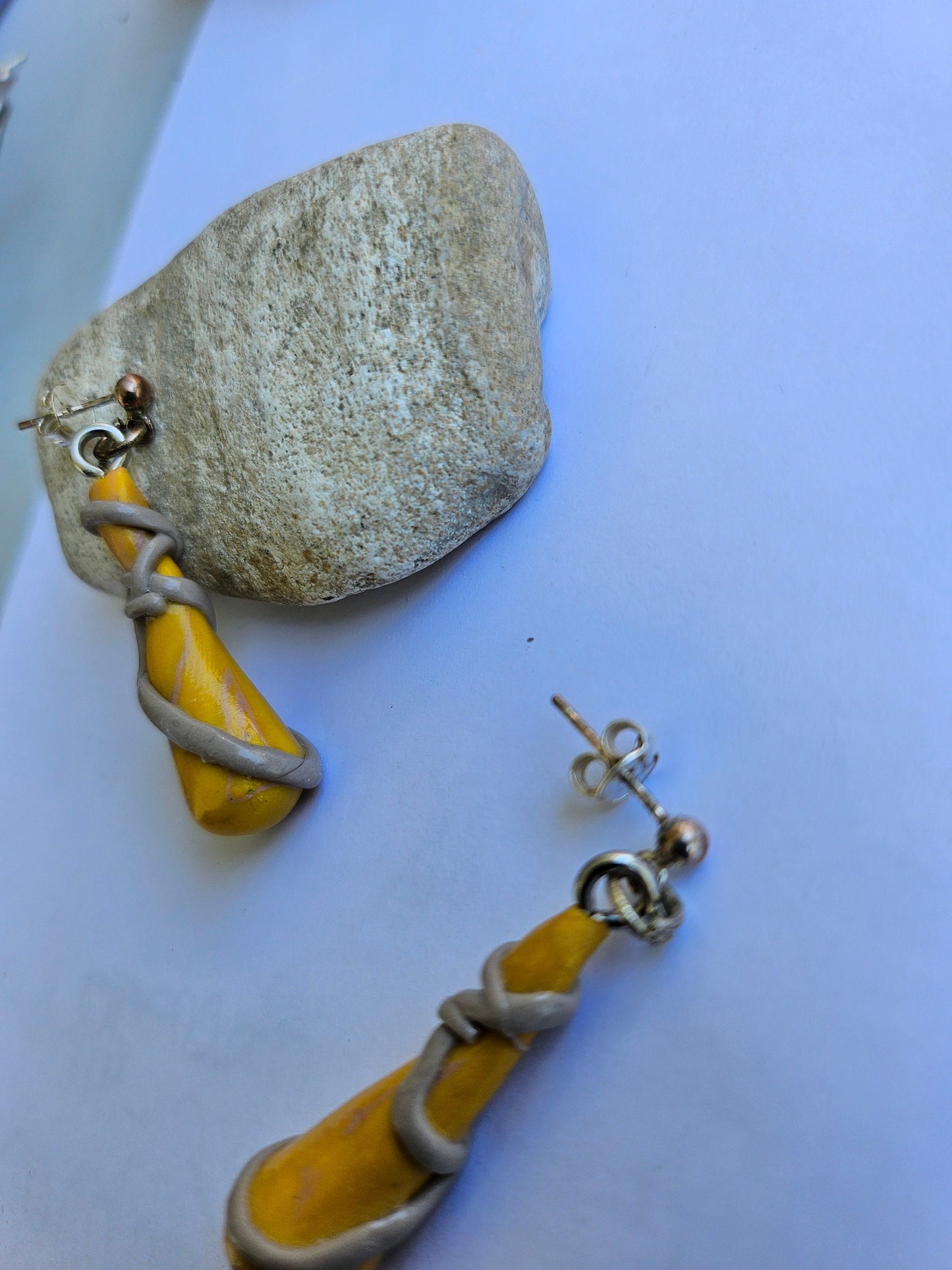 Boucles d'oreilles en forme de goutte, couleur jaune et gris ou bleu et noire