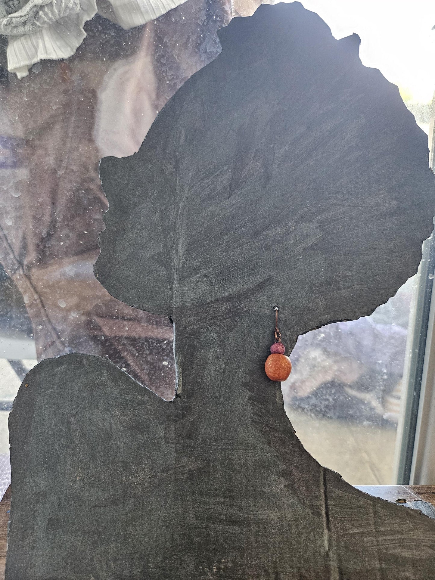 Small round earrings in copper/pearlescent pink color