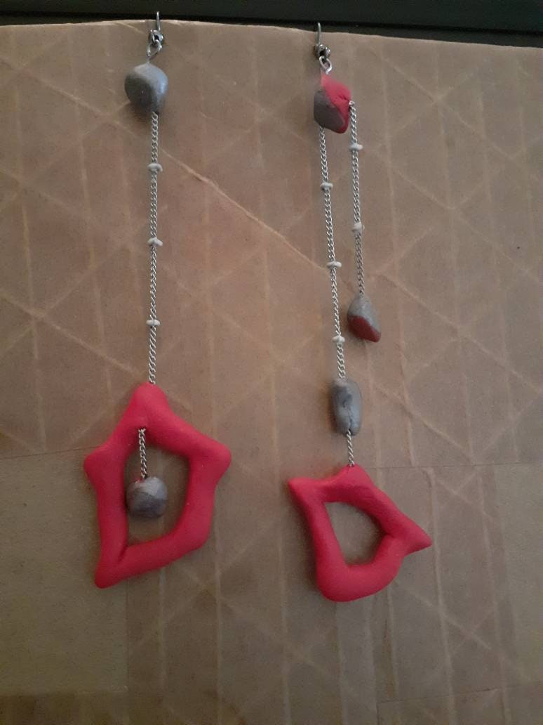 Boucles d'oreilles asymétriques rouges et grises - Bijoux artisanaux fait main