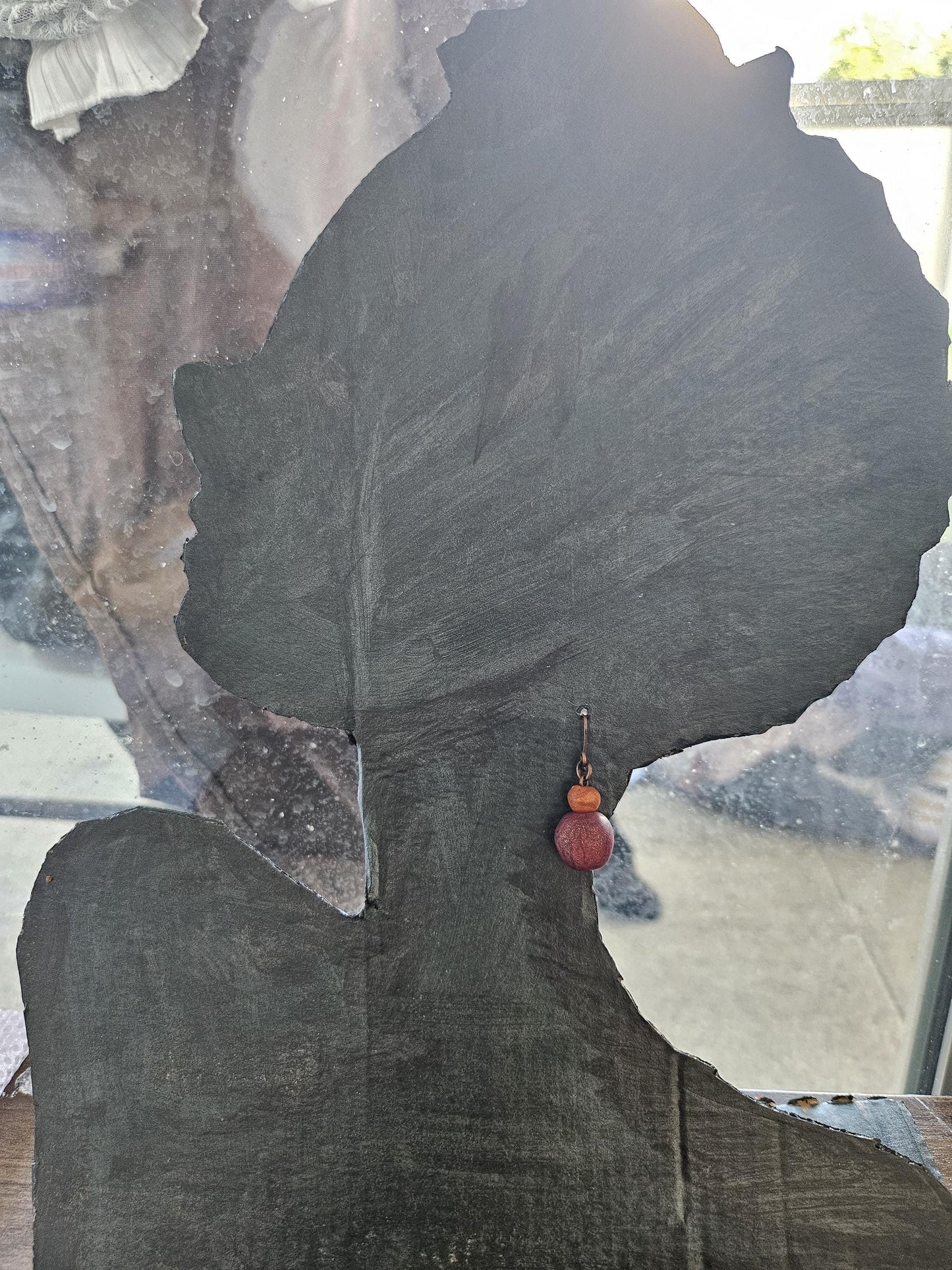 Small round earrings in copper/pearlescent pink color