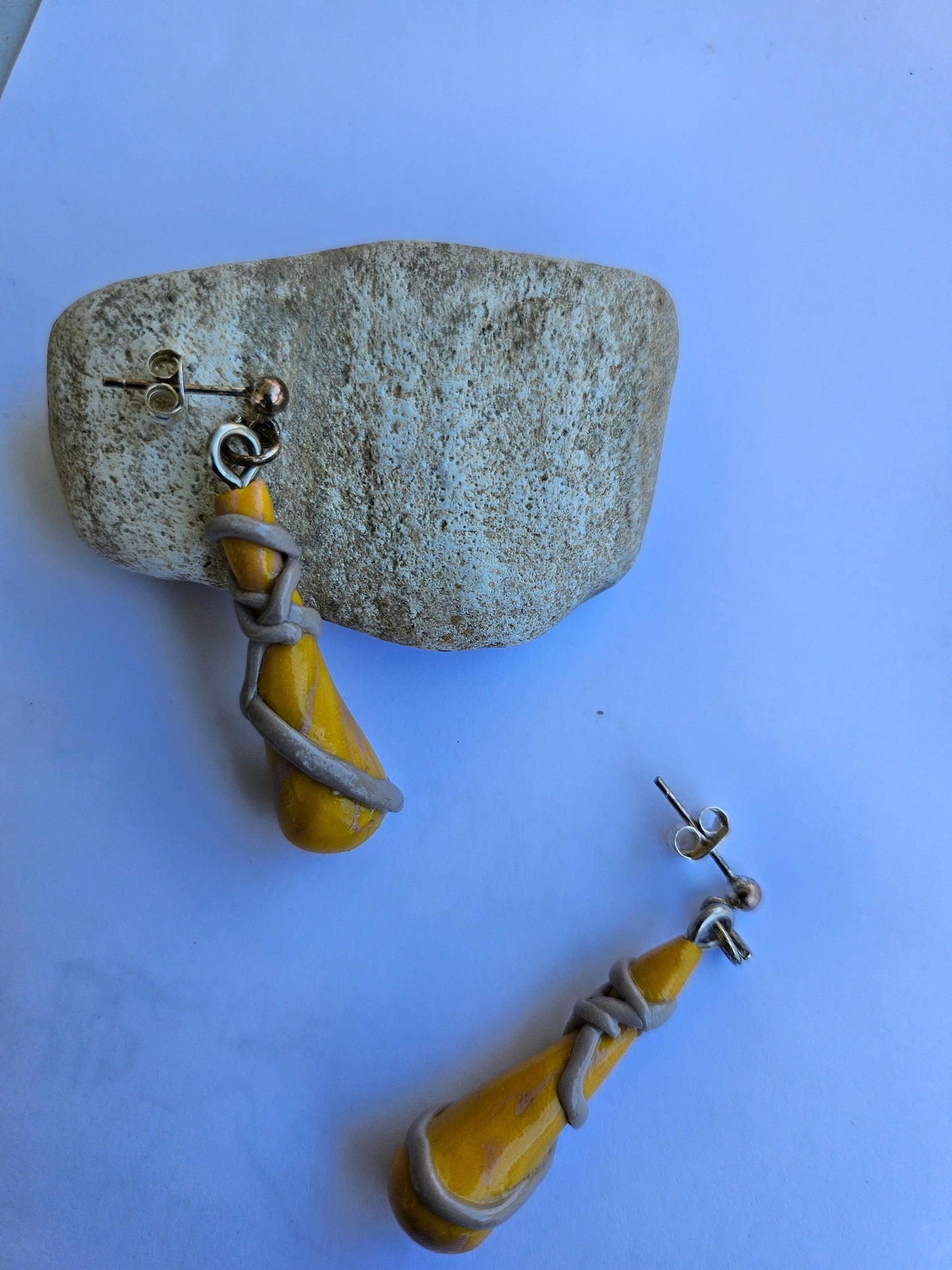 Boucles d'oreilles en forme de goutte, couleur jaune et gris ou bleu et noire
