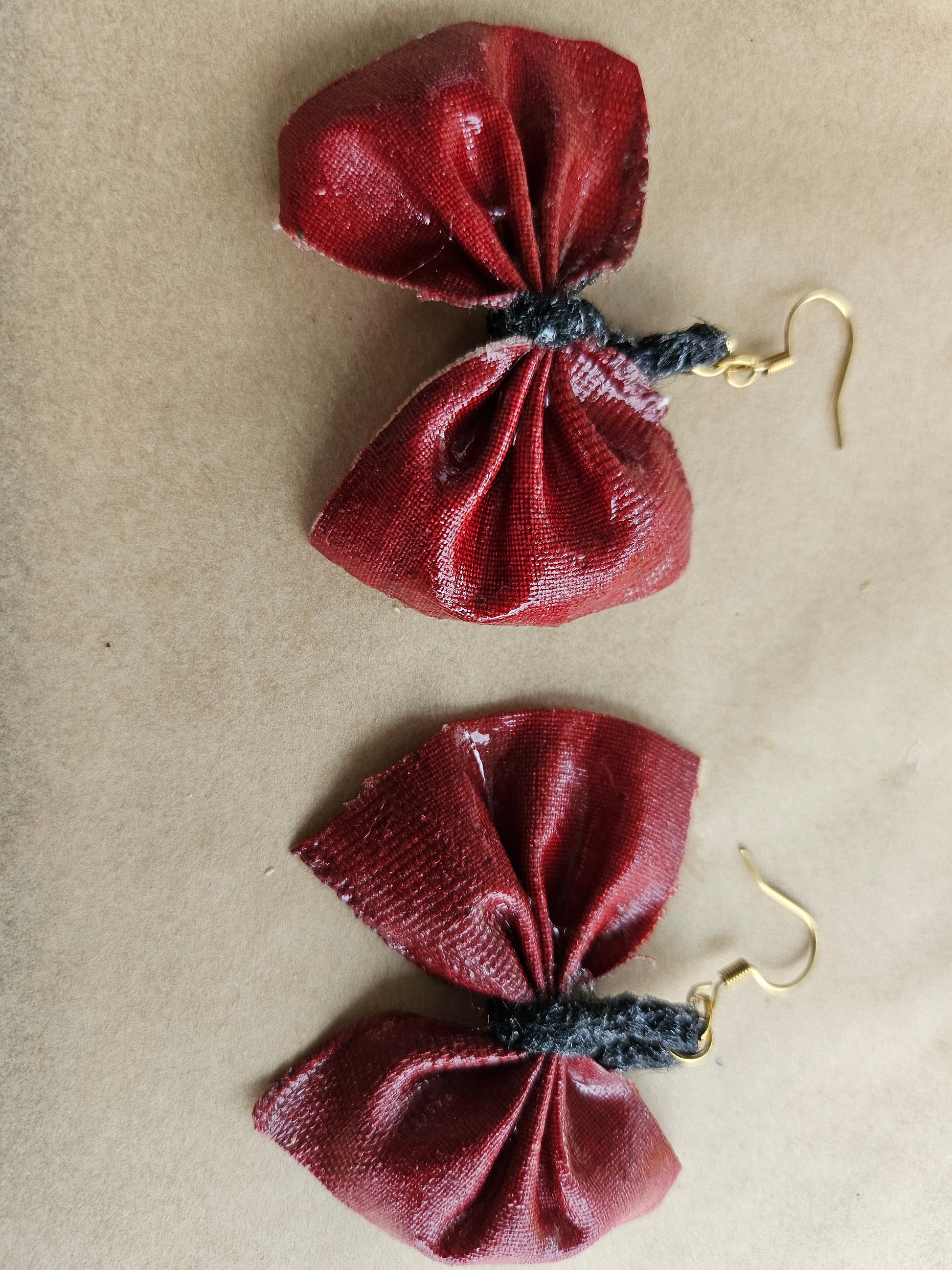 ue latérale boucles d'oreilles nœud papillon rouge brillant - assemblées en France