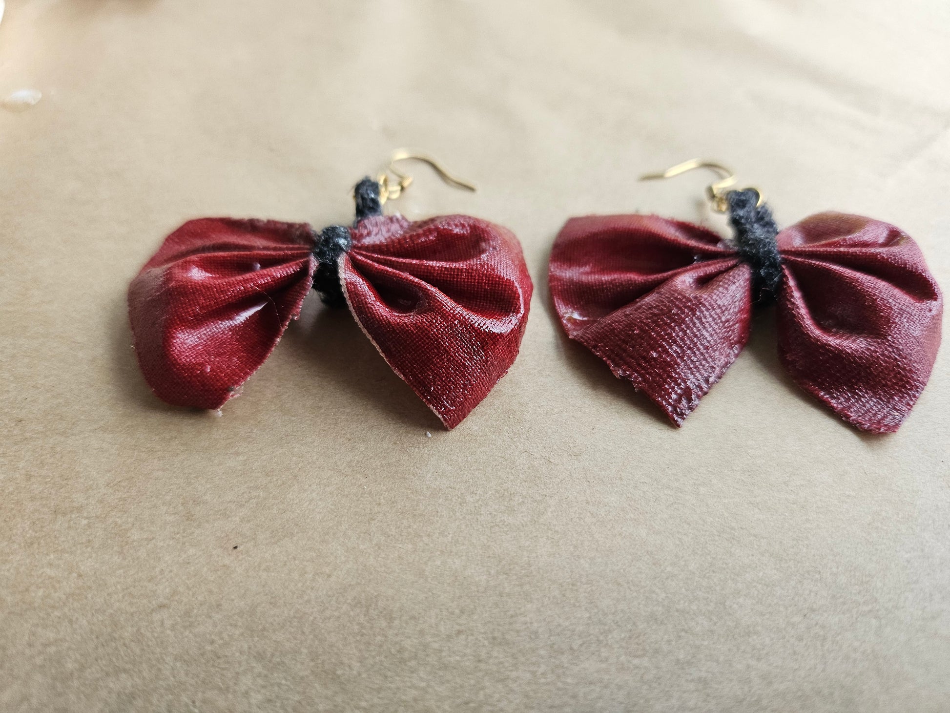 Boucles d'oreilles nœud papillon rouge effet mouillé - bijoux légers"