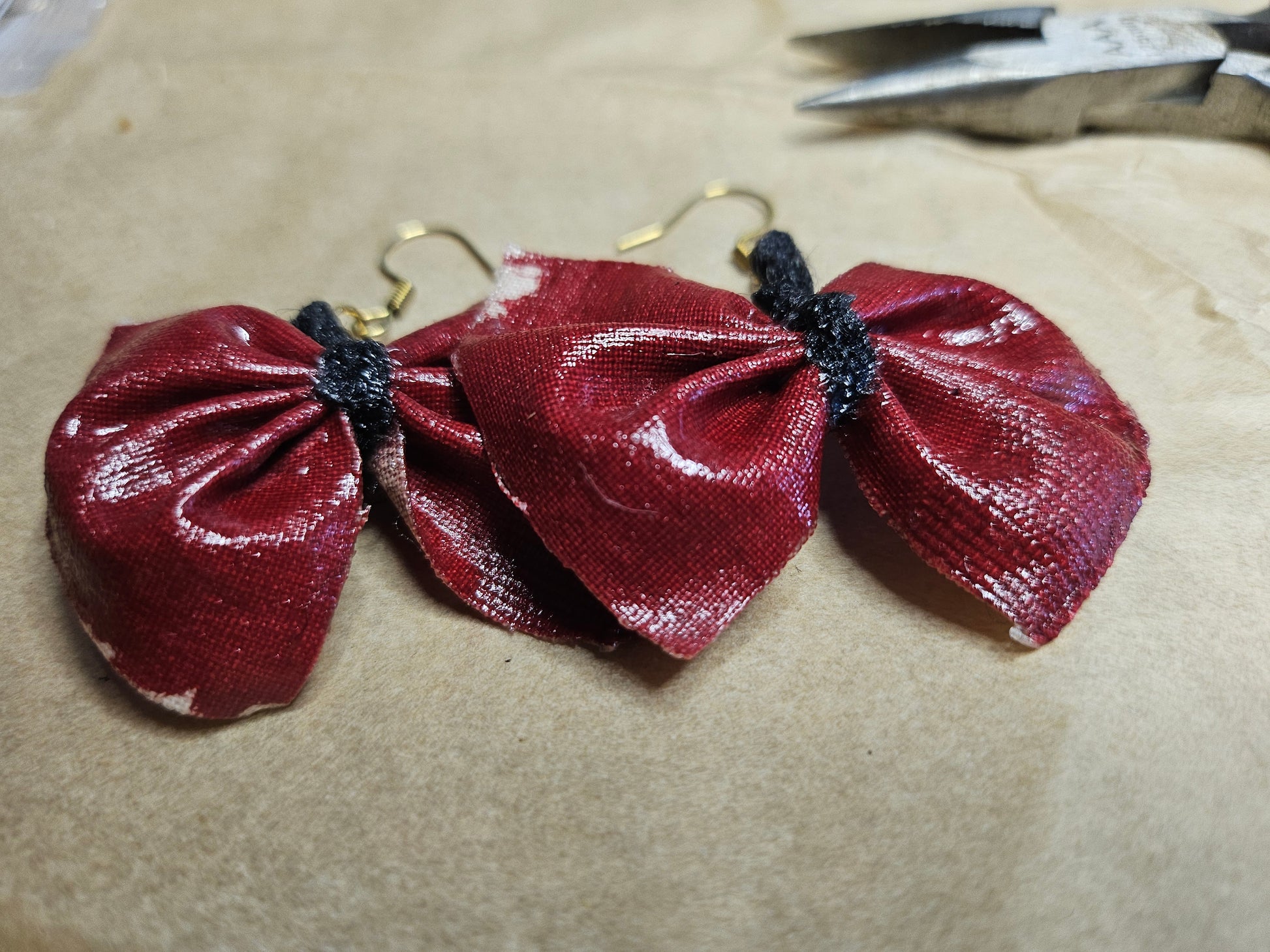 Boucles d'oreilles artisanales nœud papillon rouge - acier inoxydable