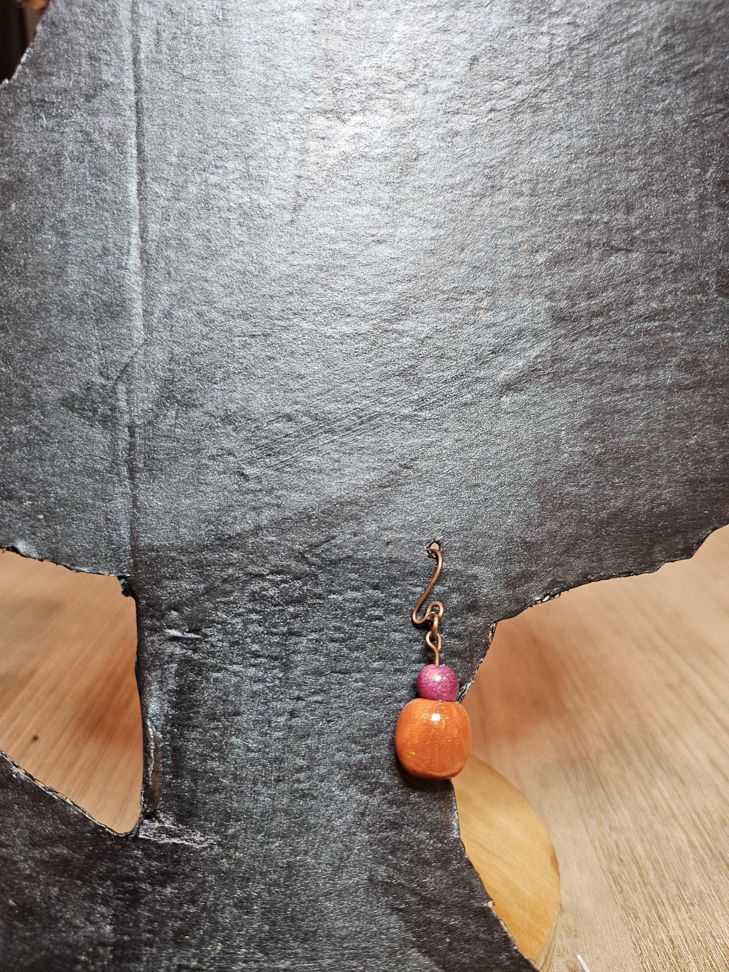 Small round earrings in copper/pearlescent pink color