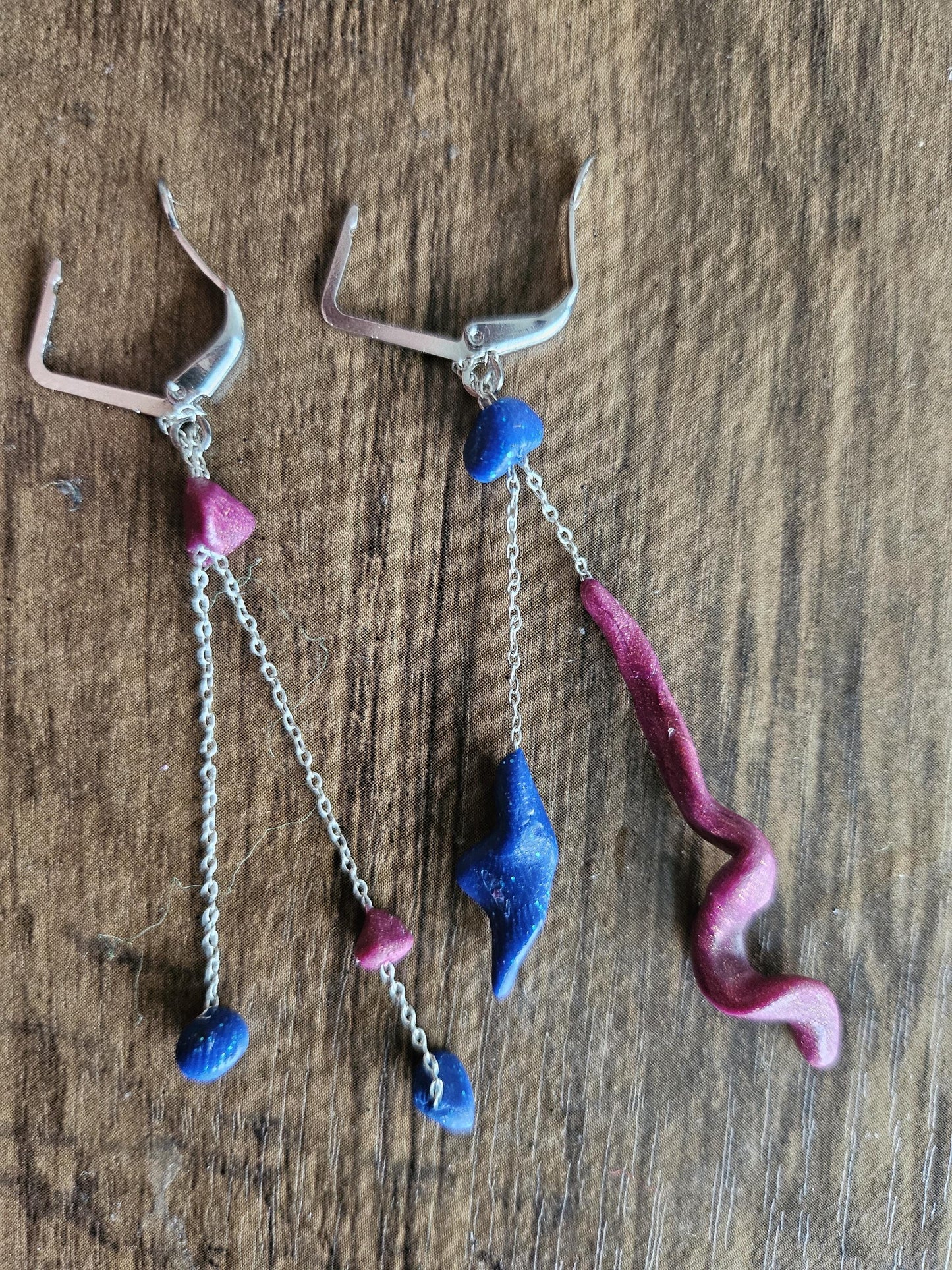 Fine asymmetrical earrings in silver and small pearls.