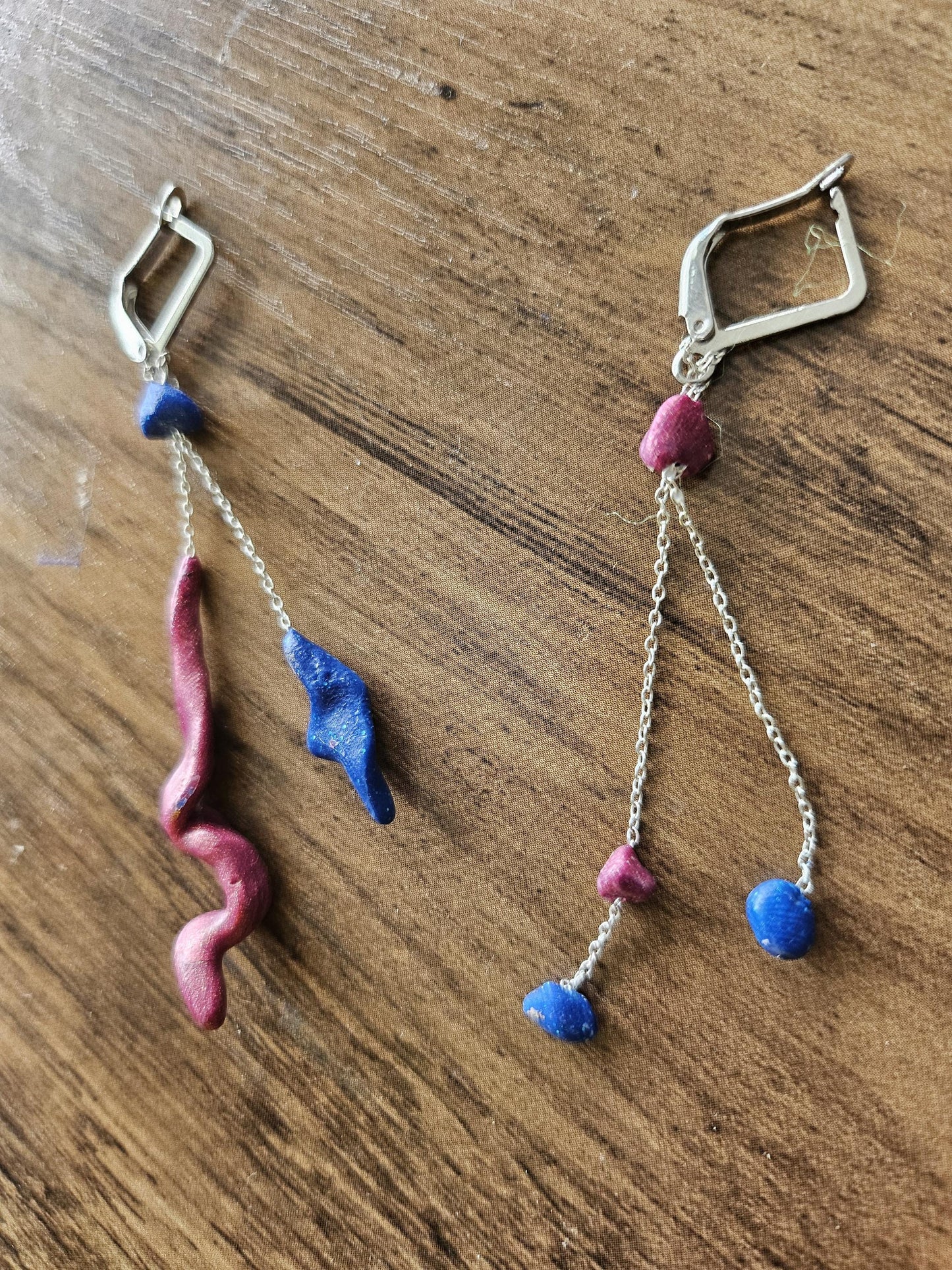 Fine asymmetrical earrings in silver and small pearls.