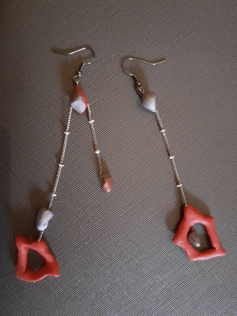 Boucles d'oreilles asymétriques rouges et grises - Bijoux artisanaux fait main