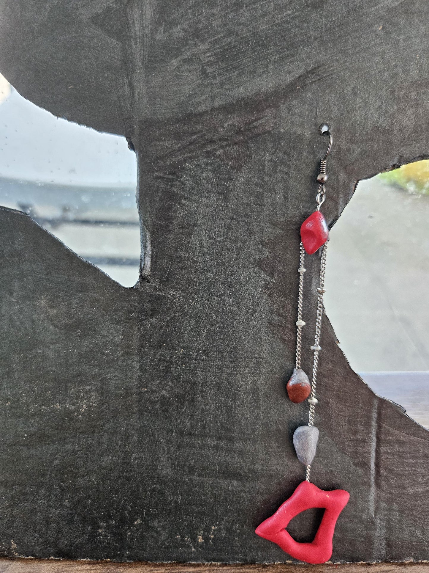 Boucles d'oreilles asymétriques rouges et grises - Bijoux artisanaux fait main