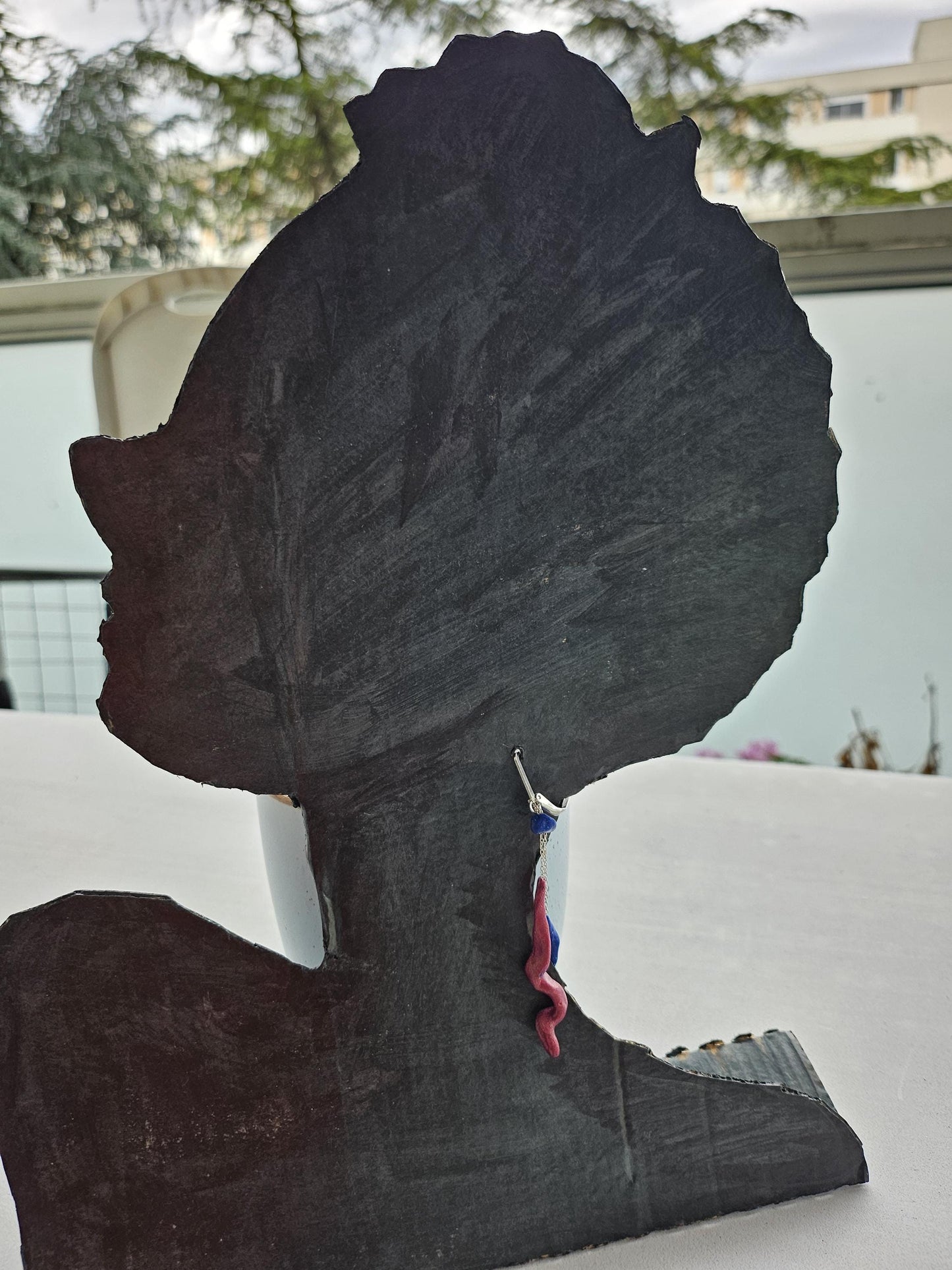 Fine asymmetrical earrings in silver and small pearls.