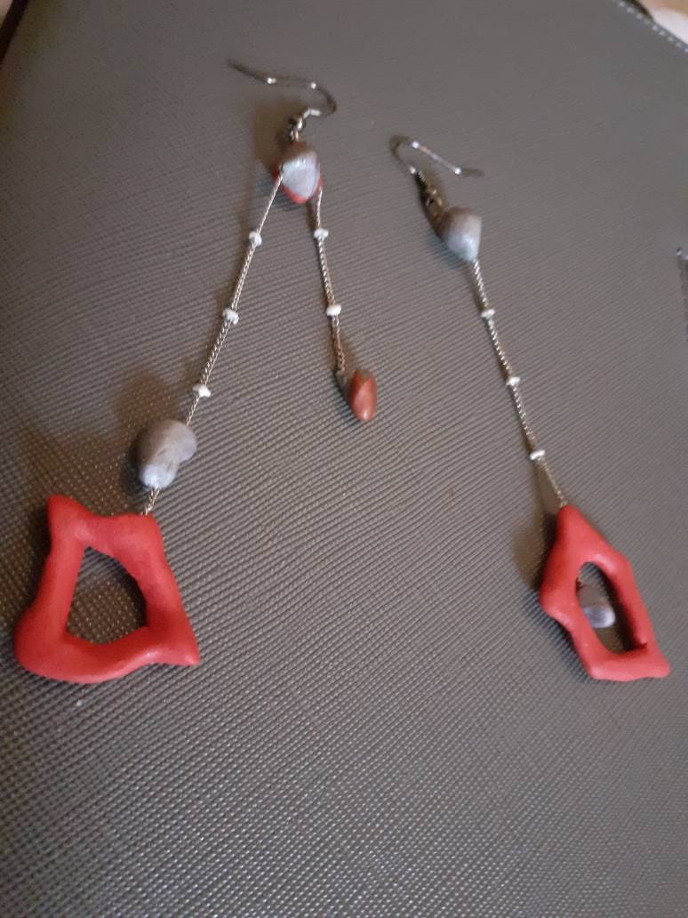 Boucles d'oreilles asymétriques rouges et grises - Bijoux artisanaux fait main