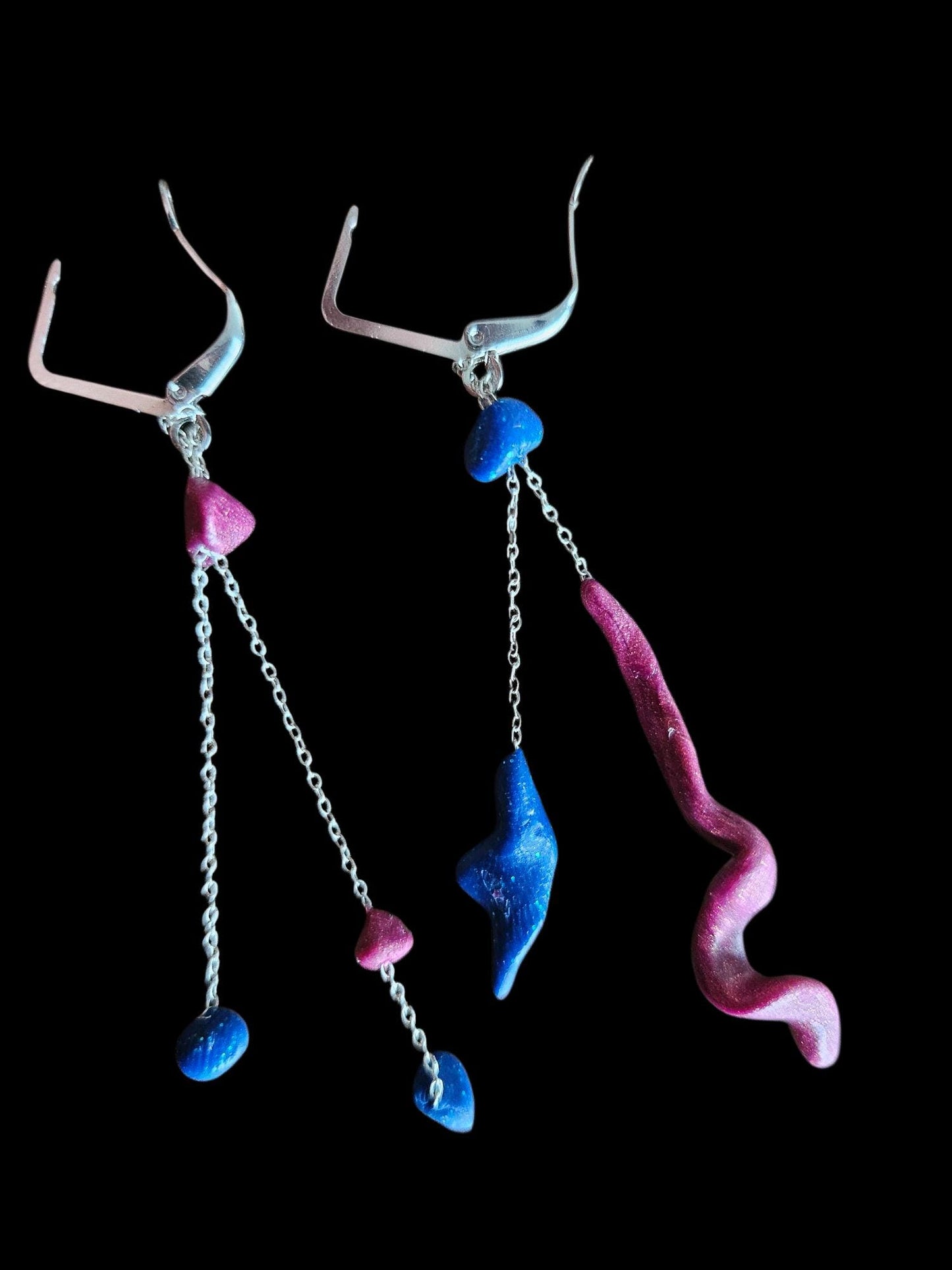 Fine asymmetrical earrings in silver and small pearls.