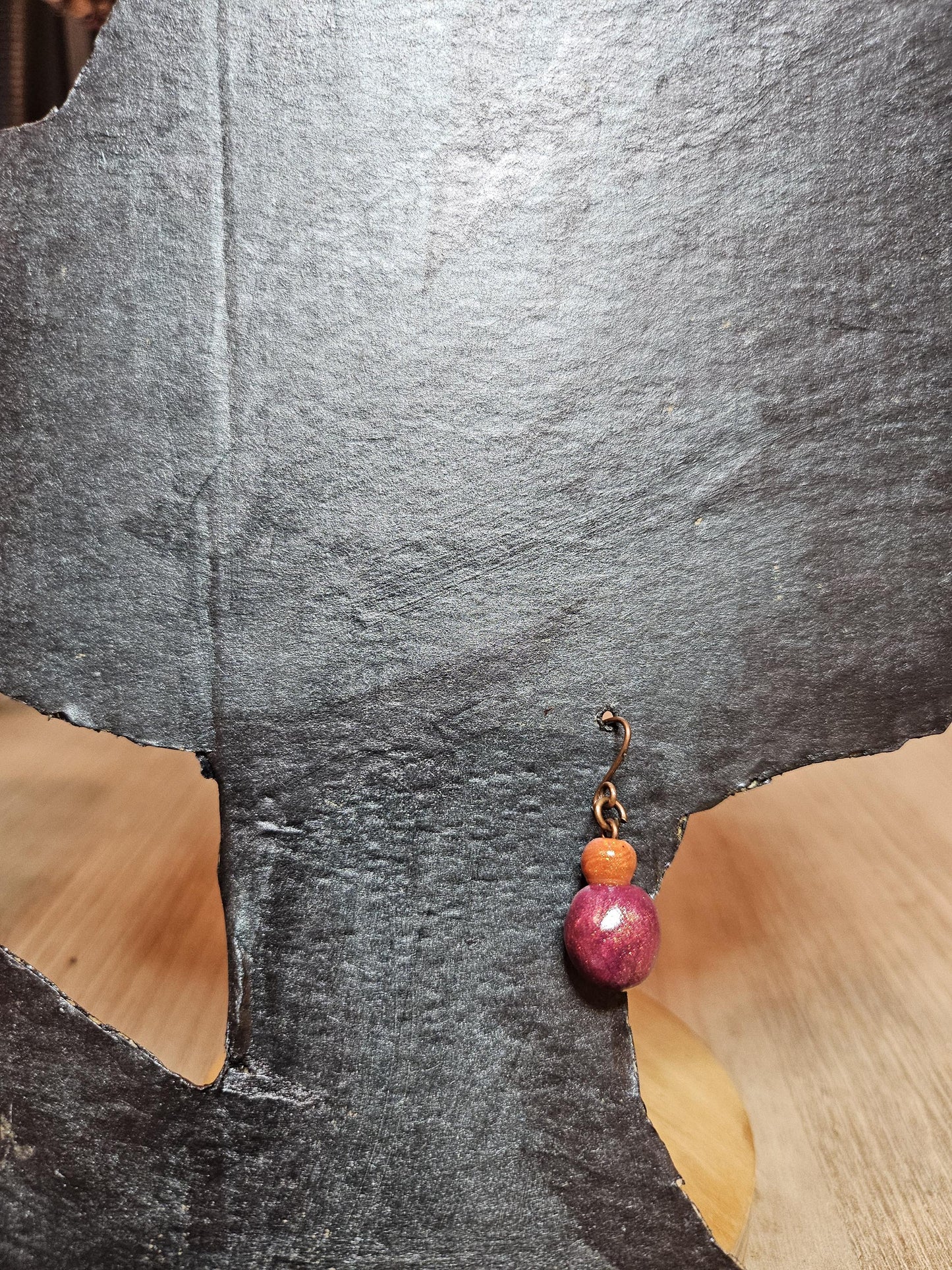 Small round earrings in copper/pearlescent pink color