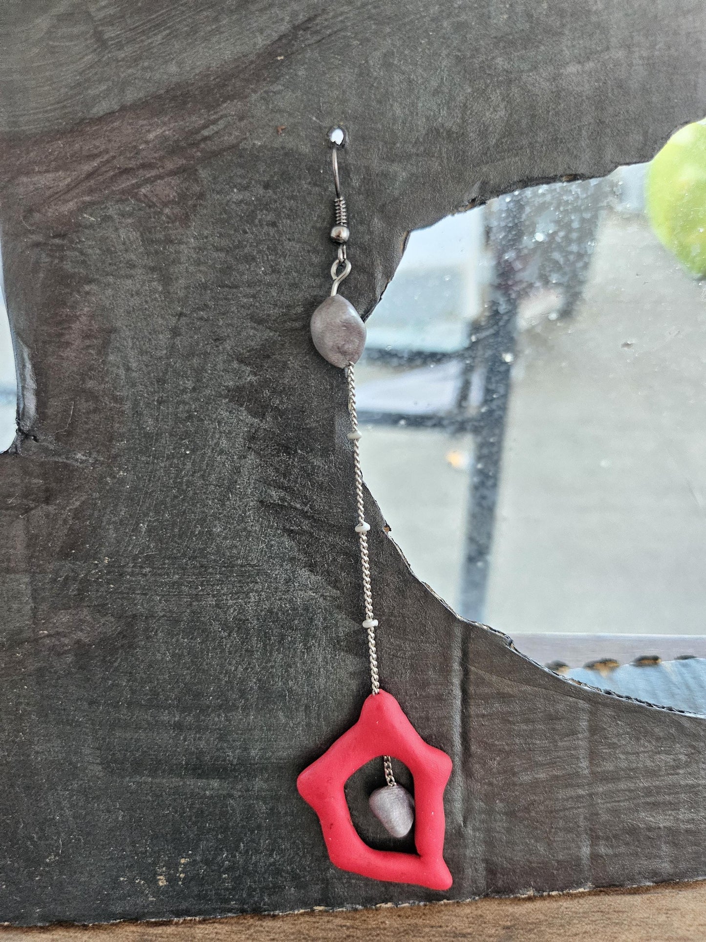 Boucles d'oreilles asymétriques rouges et grises - Bijoux artisanaux fait main
