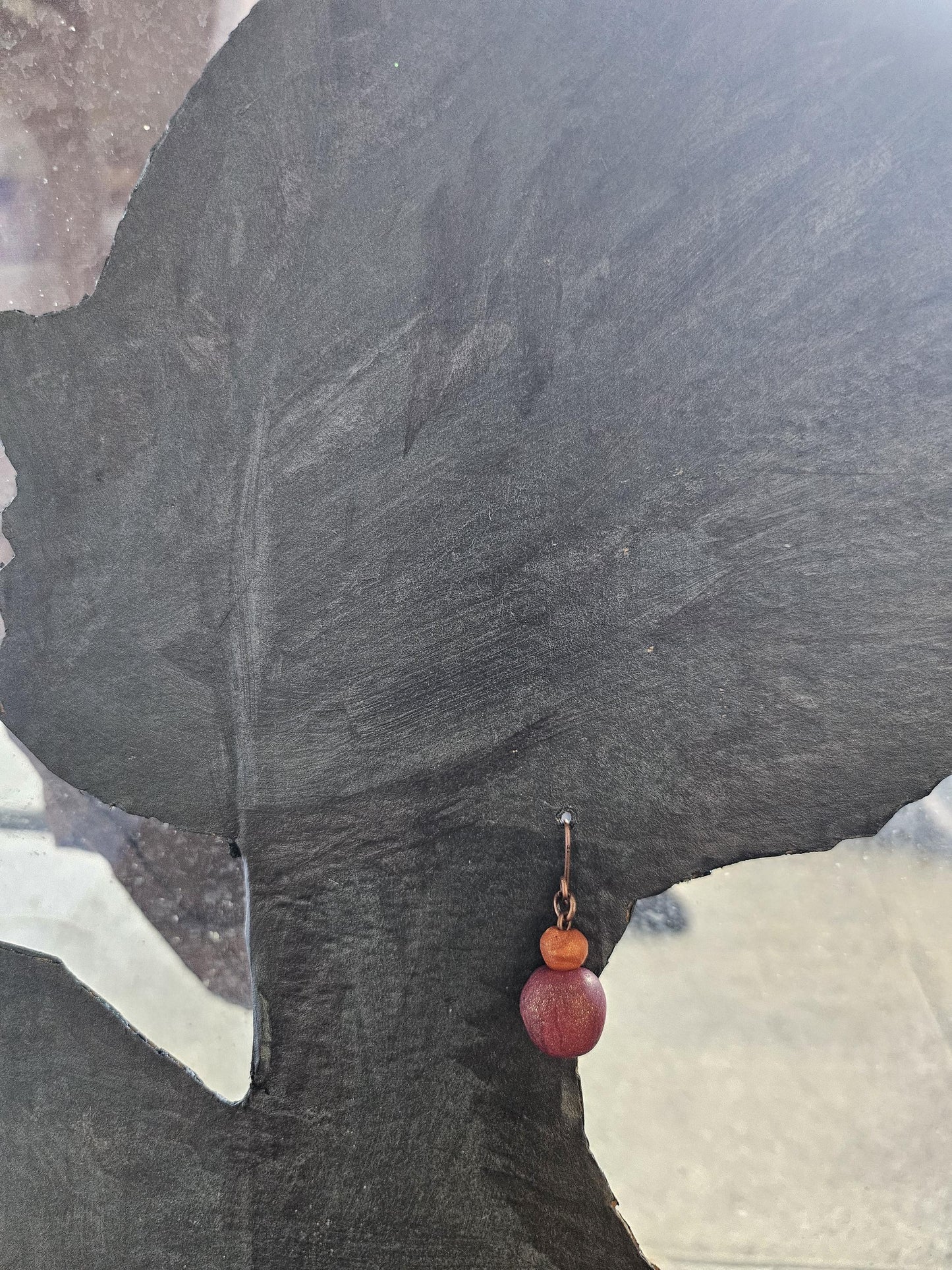 Small round earrings in copper/pearlescent pink color