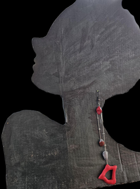 Boucles d'oreilles asymétriques rouges et grises - Bijoux artisanaux fait main