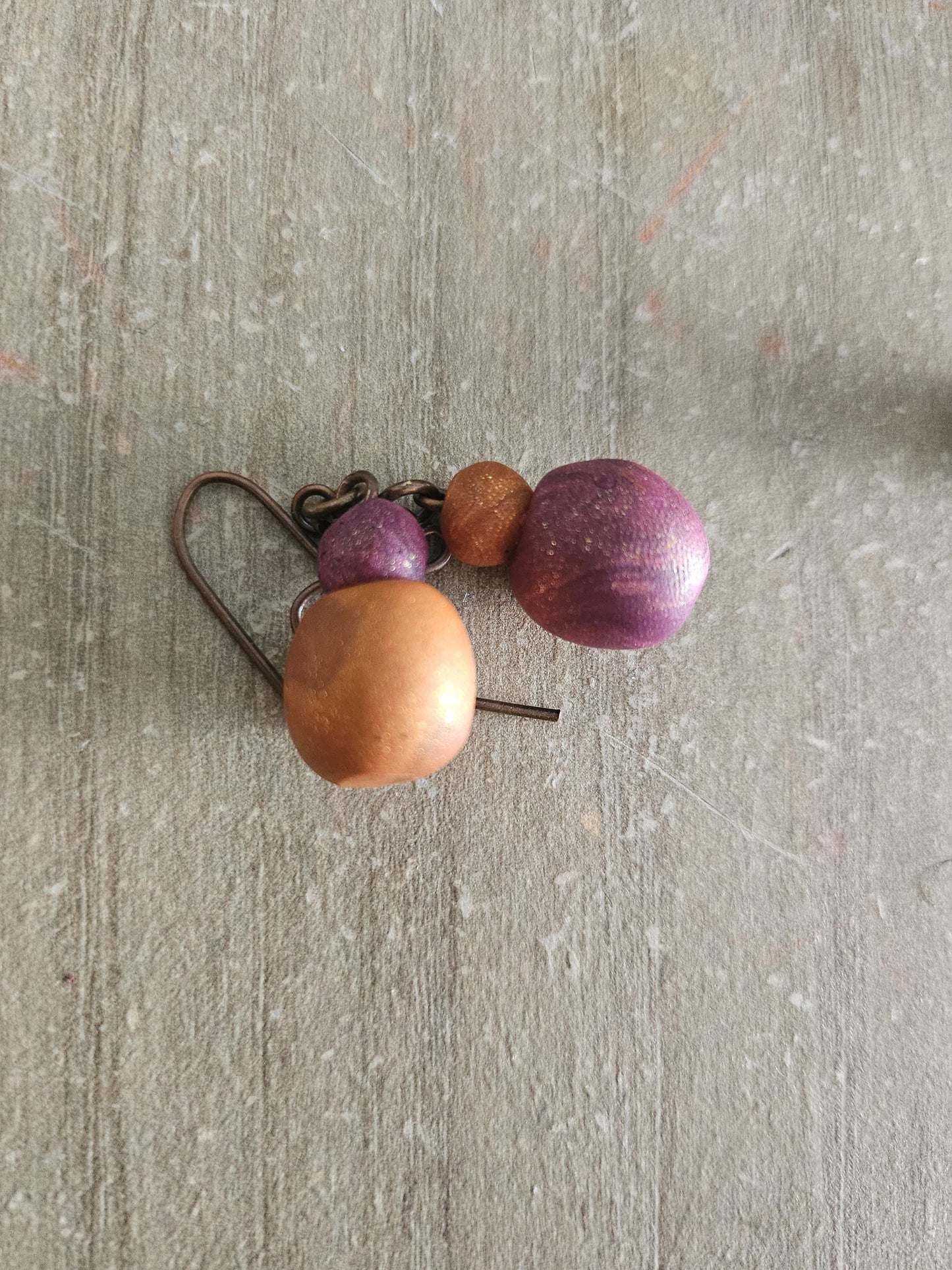 Small round earrings in copper/pearlescent pink color