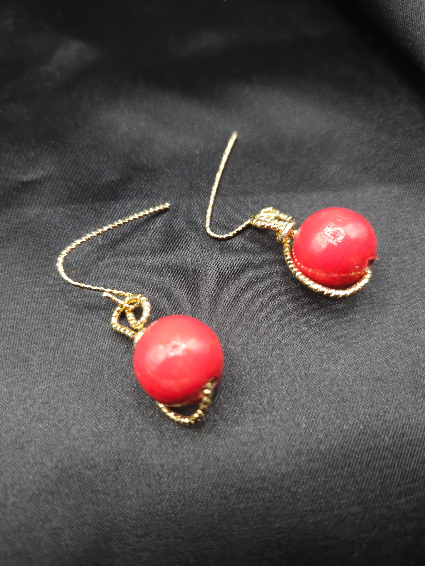 Vue d'ensemble des petites boucles d'oreilles artisanales rouges
