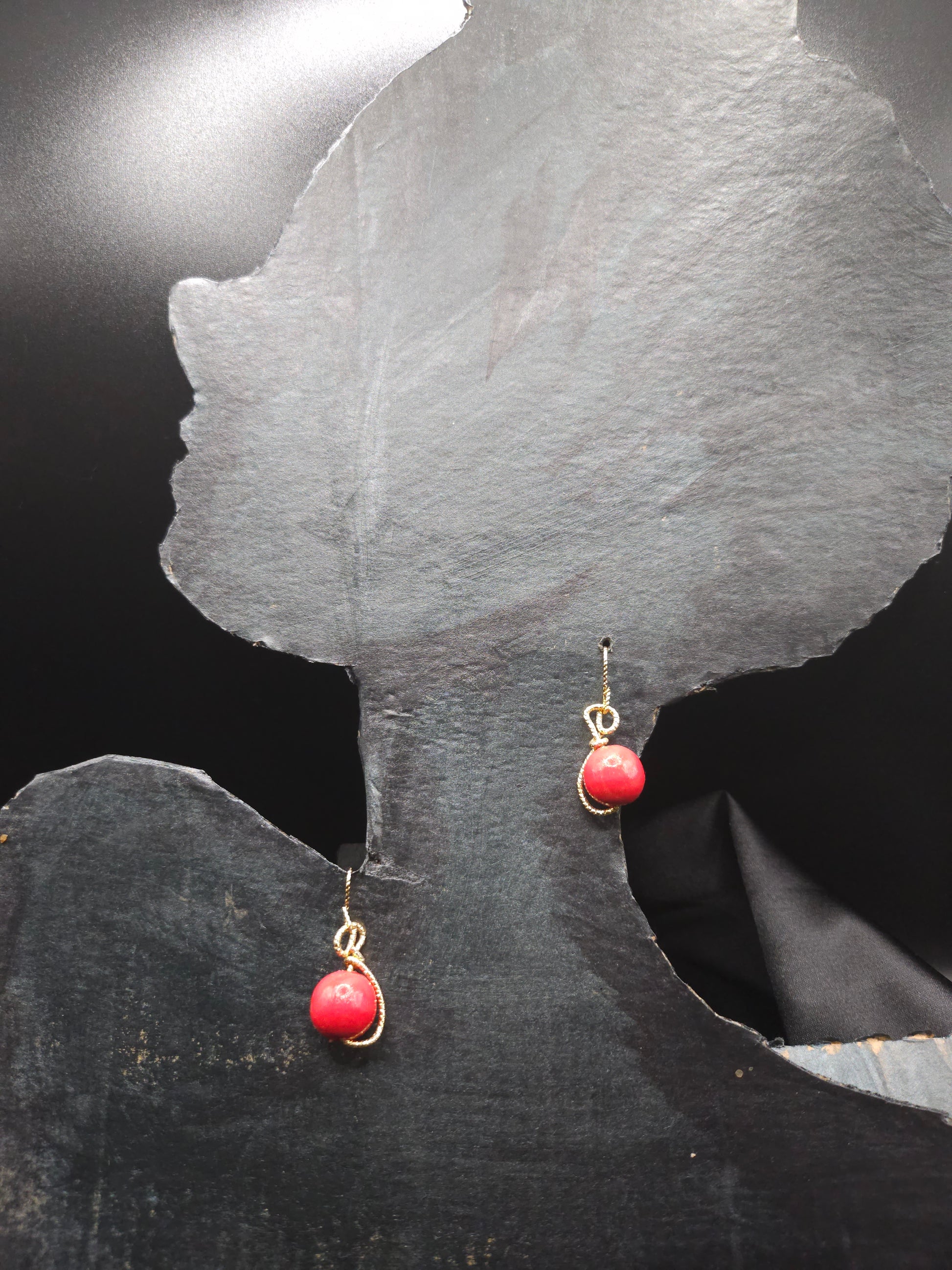 Boucles d'oreilles rondes en bois rouge faites main en France