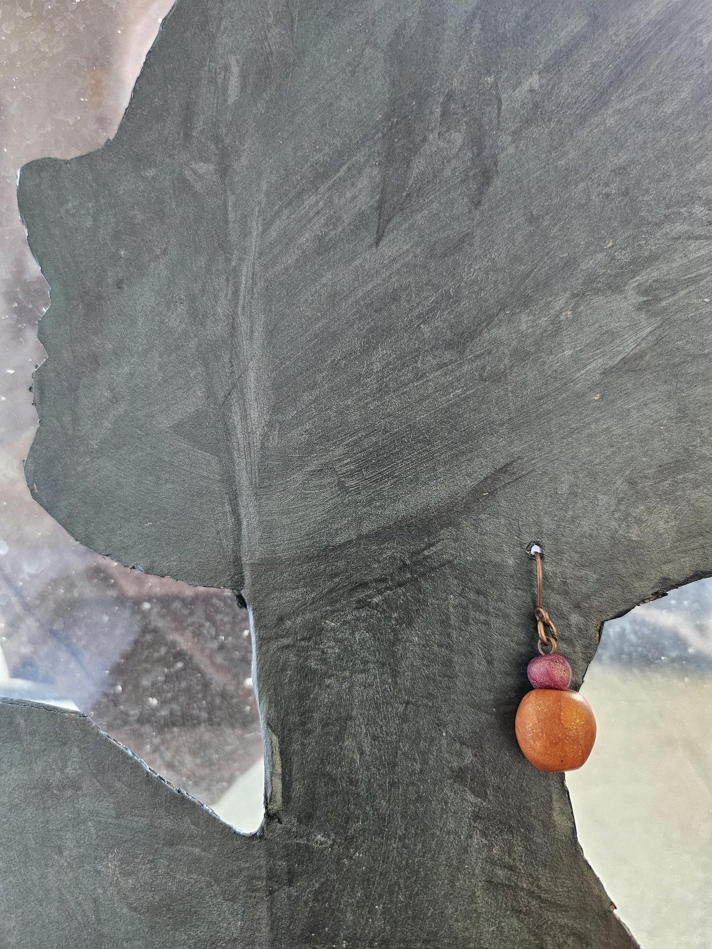 Small round earrings in copper/pearlescent pink color