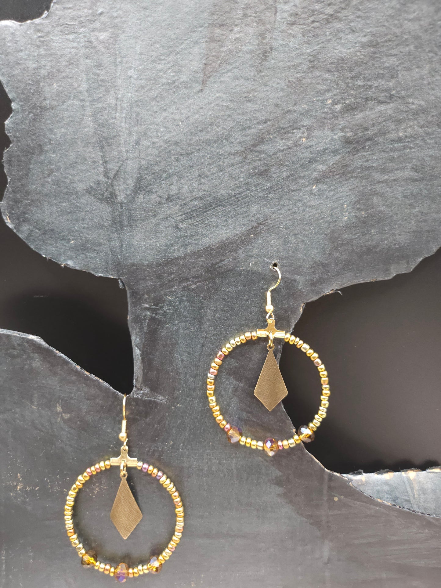 Boucles d'oreilles artisanales en perles iris métalliques - Bijoux fait main