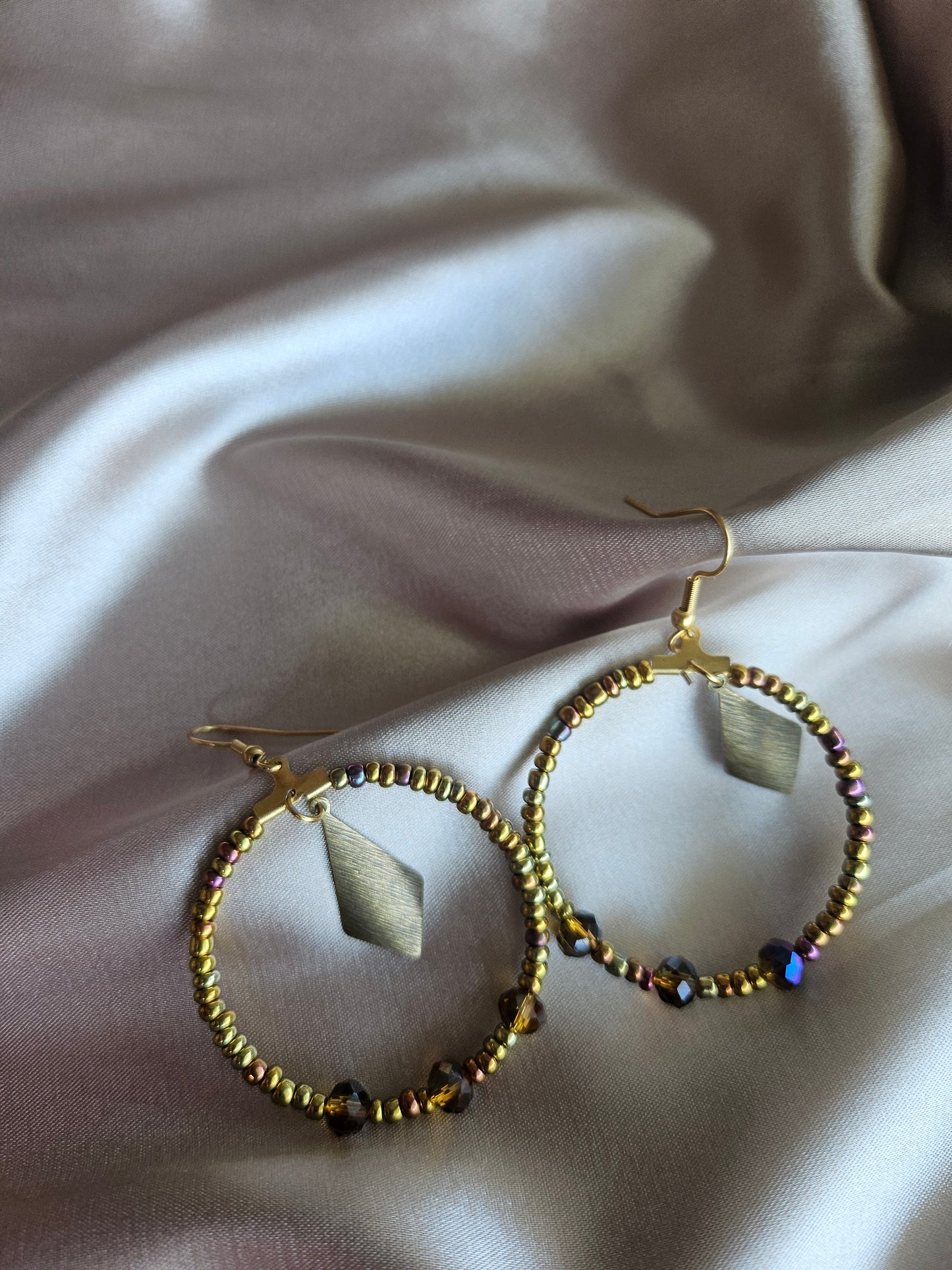 Boucles d'oreilles artisanales en perles iris métalliques - Bijoux fait main