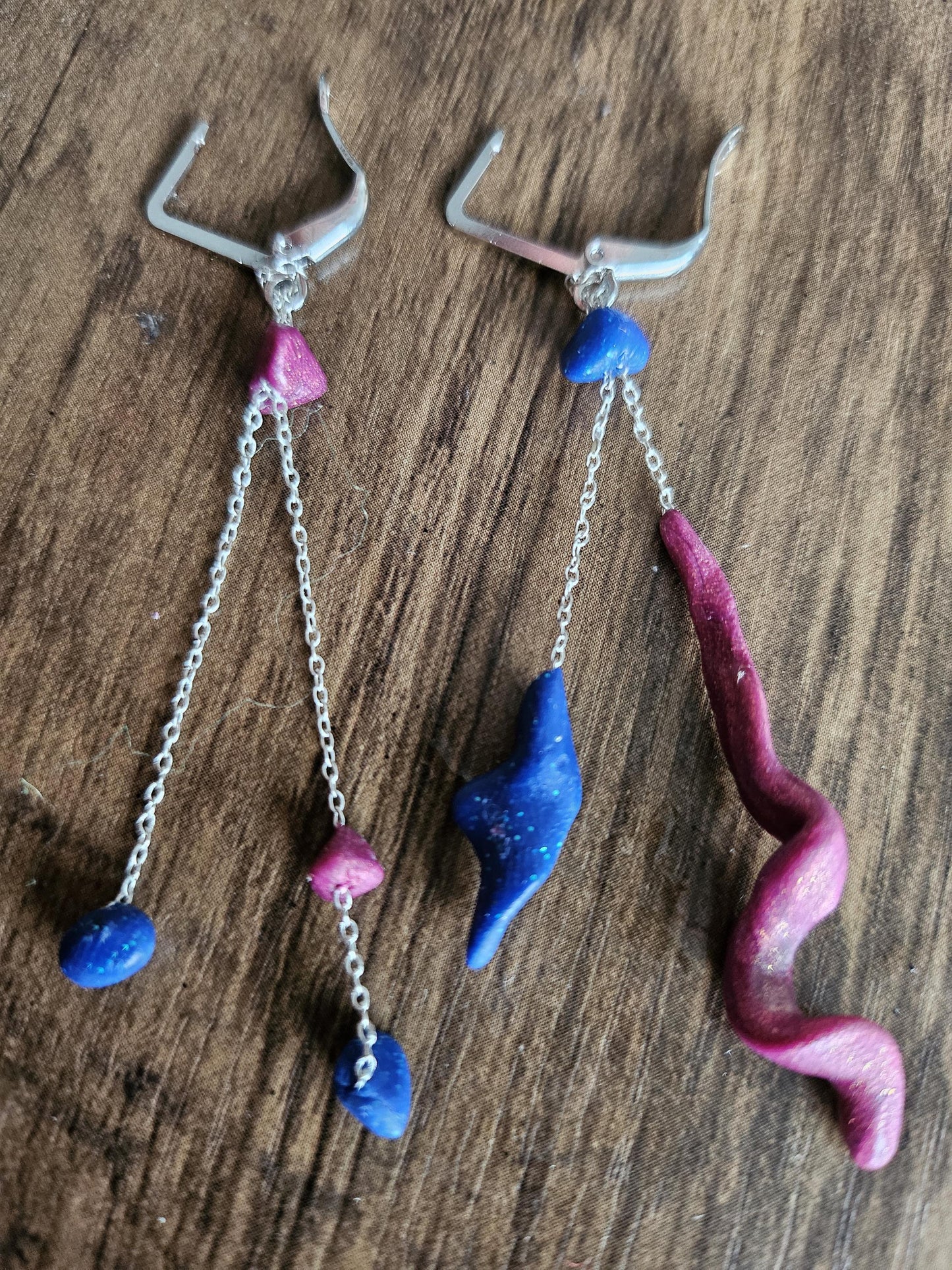 Fine asymmetrical earrings in silver and small pearls.