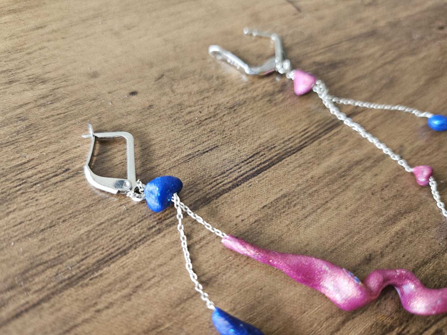 Fine asymmetrical earrings in silver and small pearls.