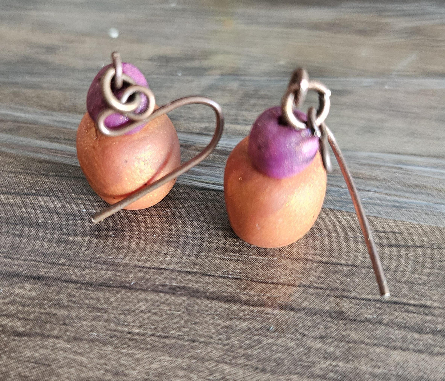 Small round earrings in copper/pearlescent pink color