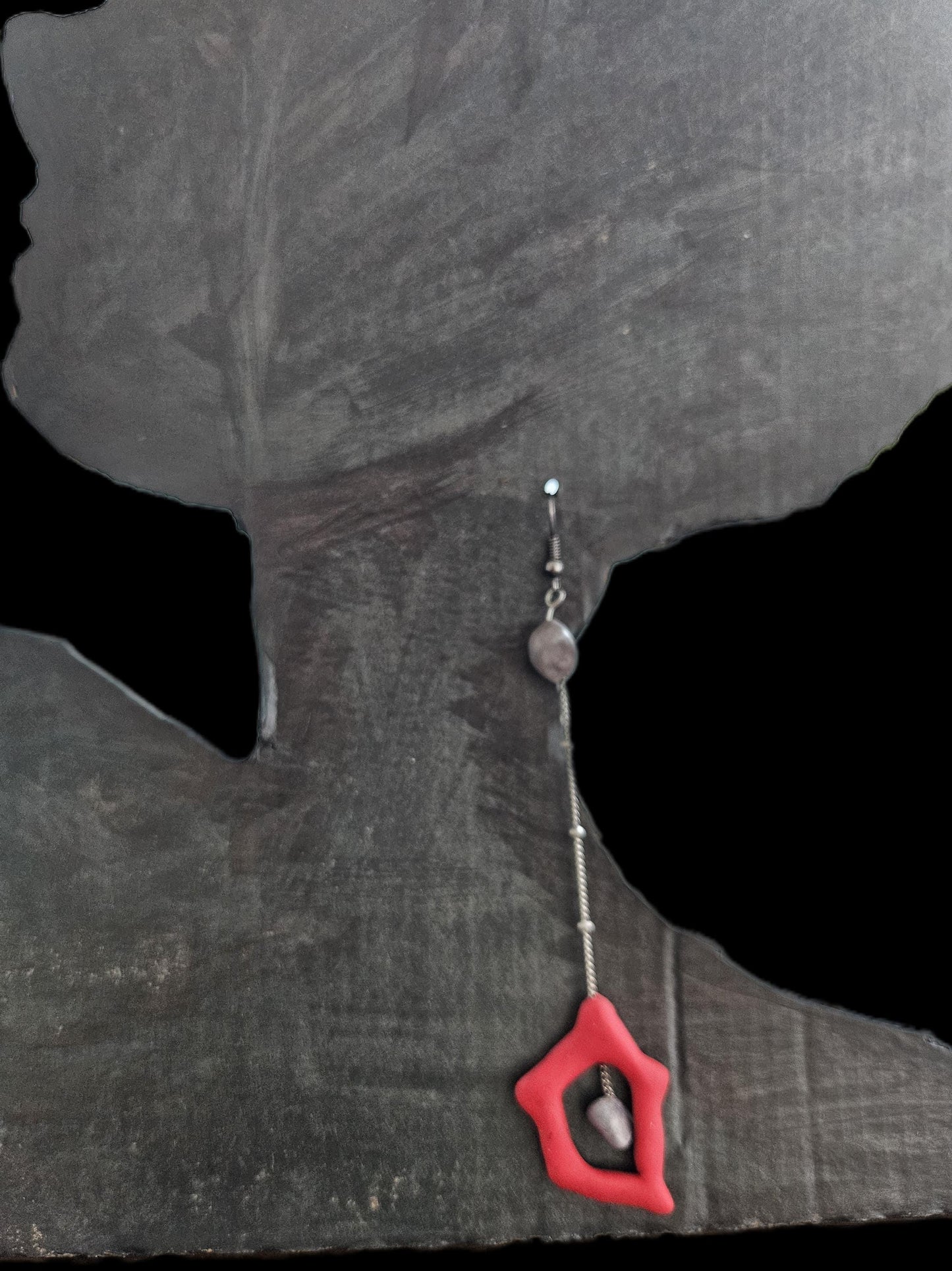 Boucles d'oreilles asymétriques rouges et grises - Bijoux artisanaux fait main