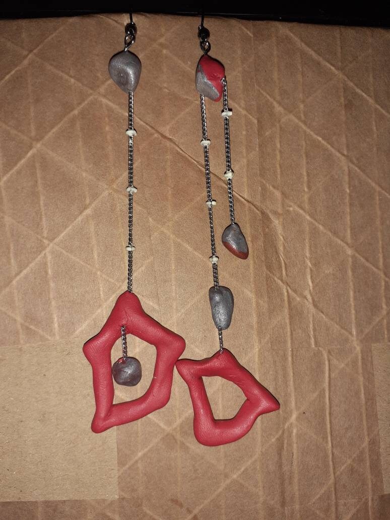 Boucles d'oreilles asymétriques rouges et grises - Bijoux artisanaux fait main
