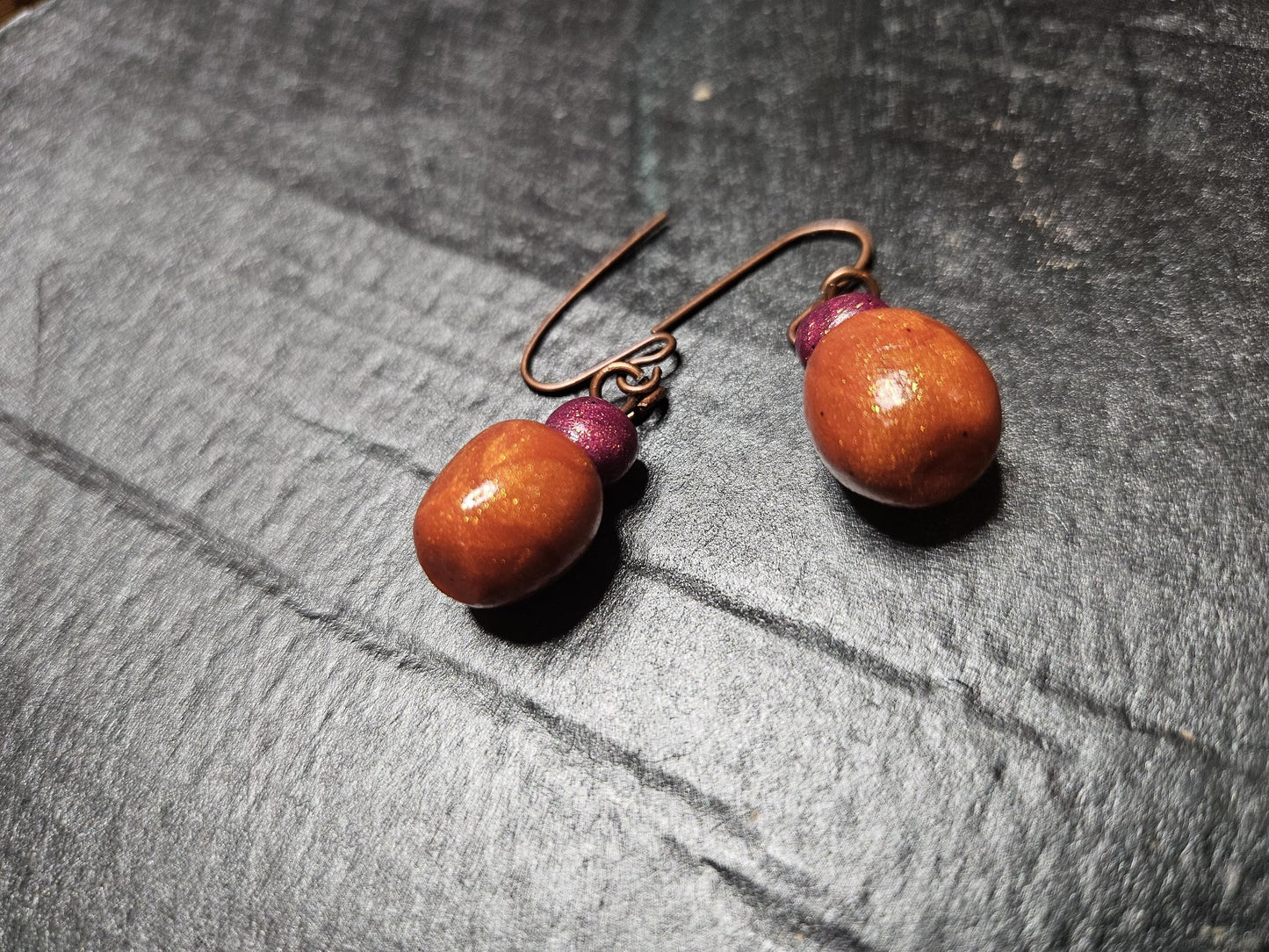 Small round earrings in copper/pearlescent pink color