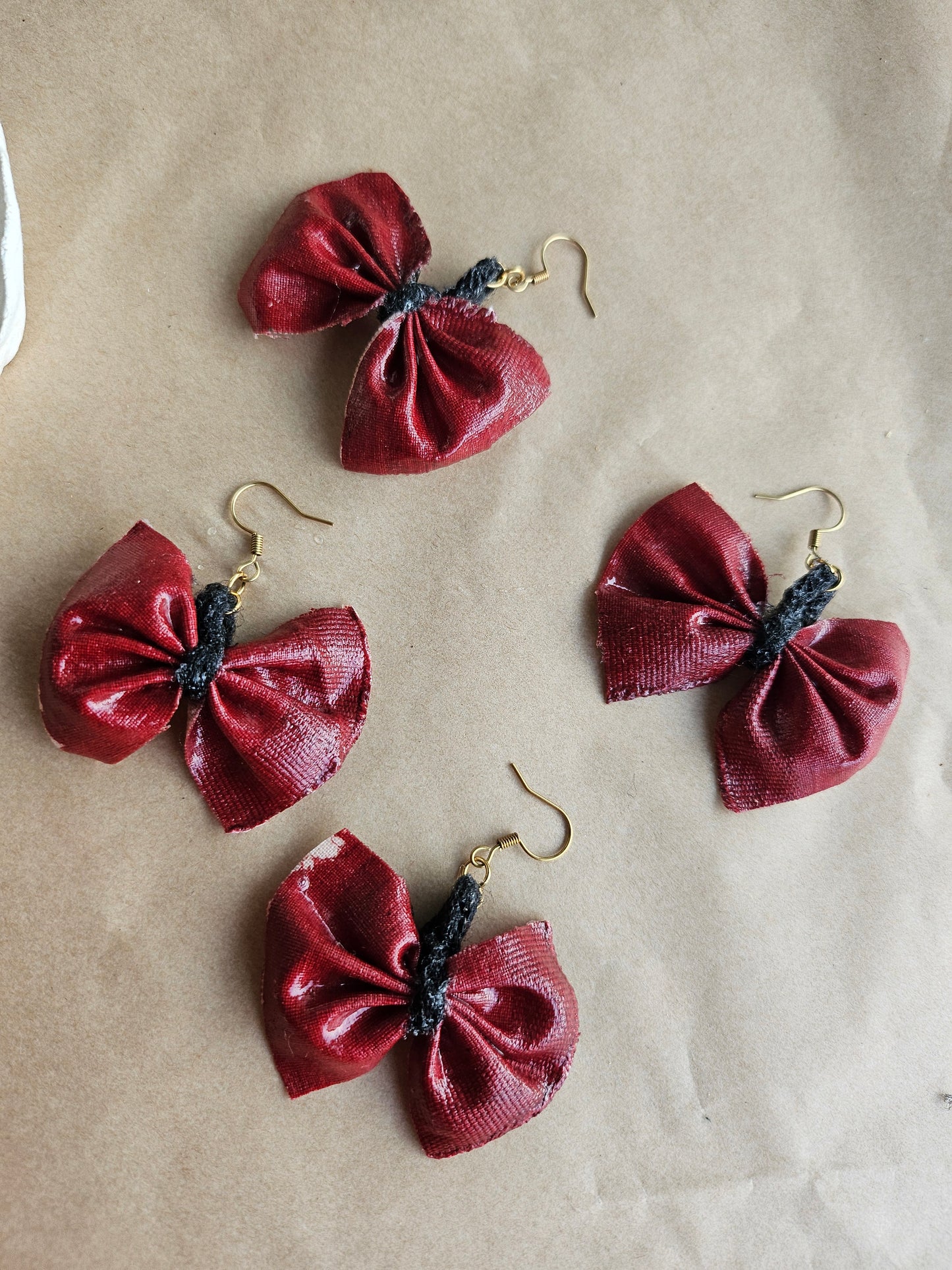 Paire de boucles d'oreilles nœud papillon rouge effet mouillé - Le Carrousel d'Elsy