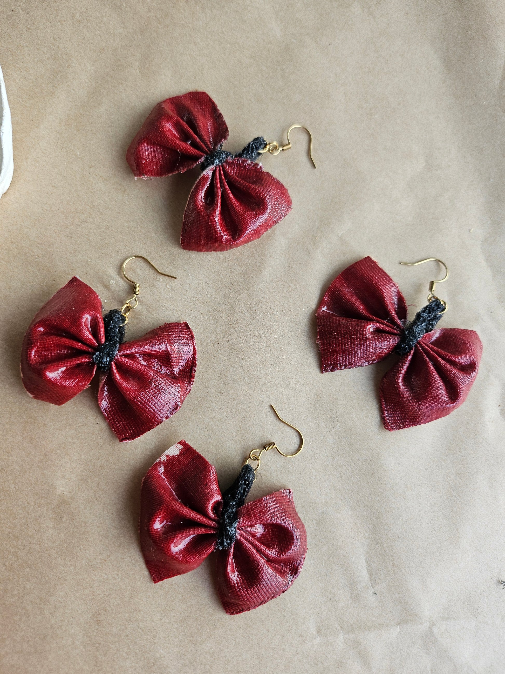 Paire de boucles d'oreilles nœud papillon rouge effet mouillé - Le Carrousel d'Elsy