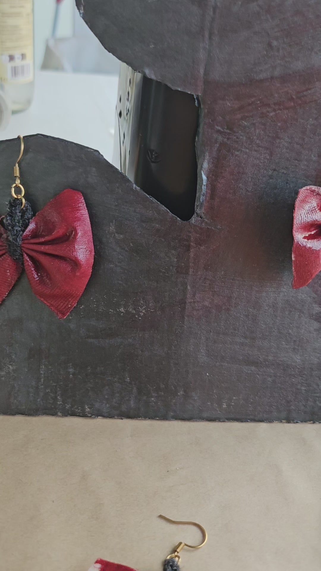 Boucles d'oreilles nœud papillon rouge portées - style élégant bohème