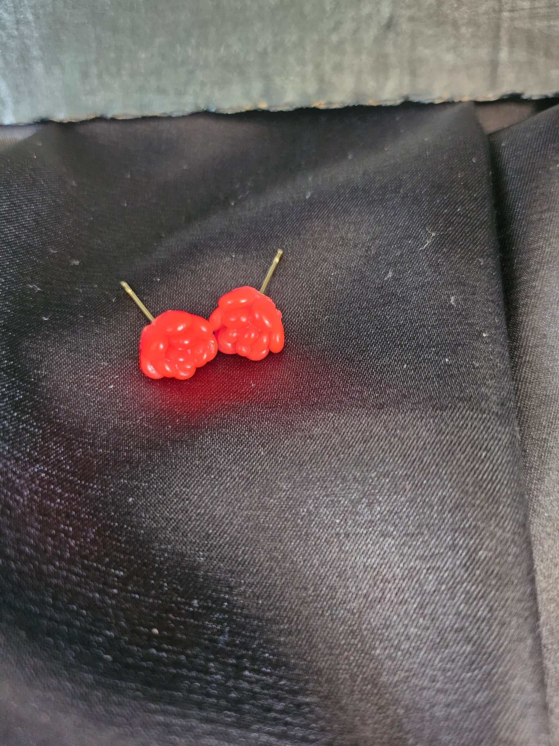 Petite boucle d'oreille rose rouge en pâte polymère. Pointe en acier inoxydable - création artisanale