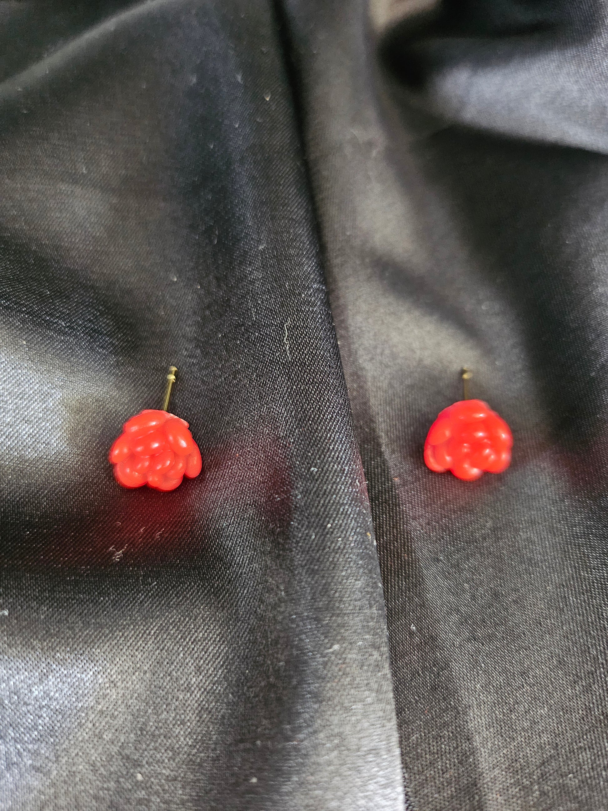 Vue rapprochée de la boucle d'oreille rose rouge en acier inoxydable