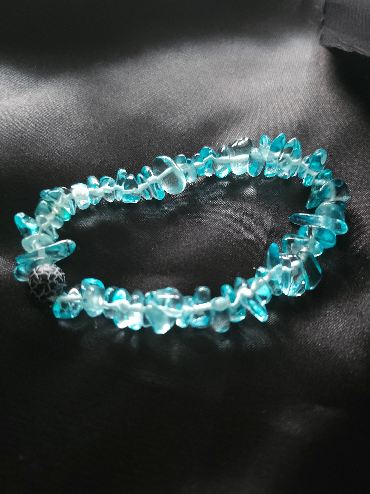 Bracelet bohème chic perles de verre bleues asymétriques et 1 perle de pierre grise - bijou artisanal