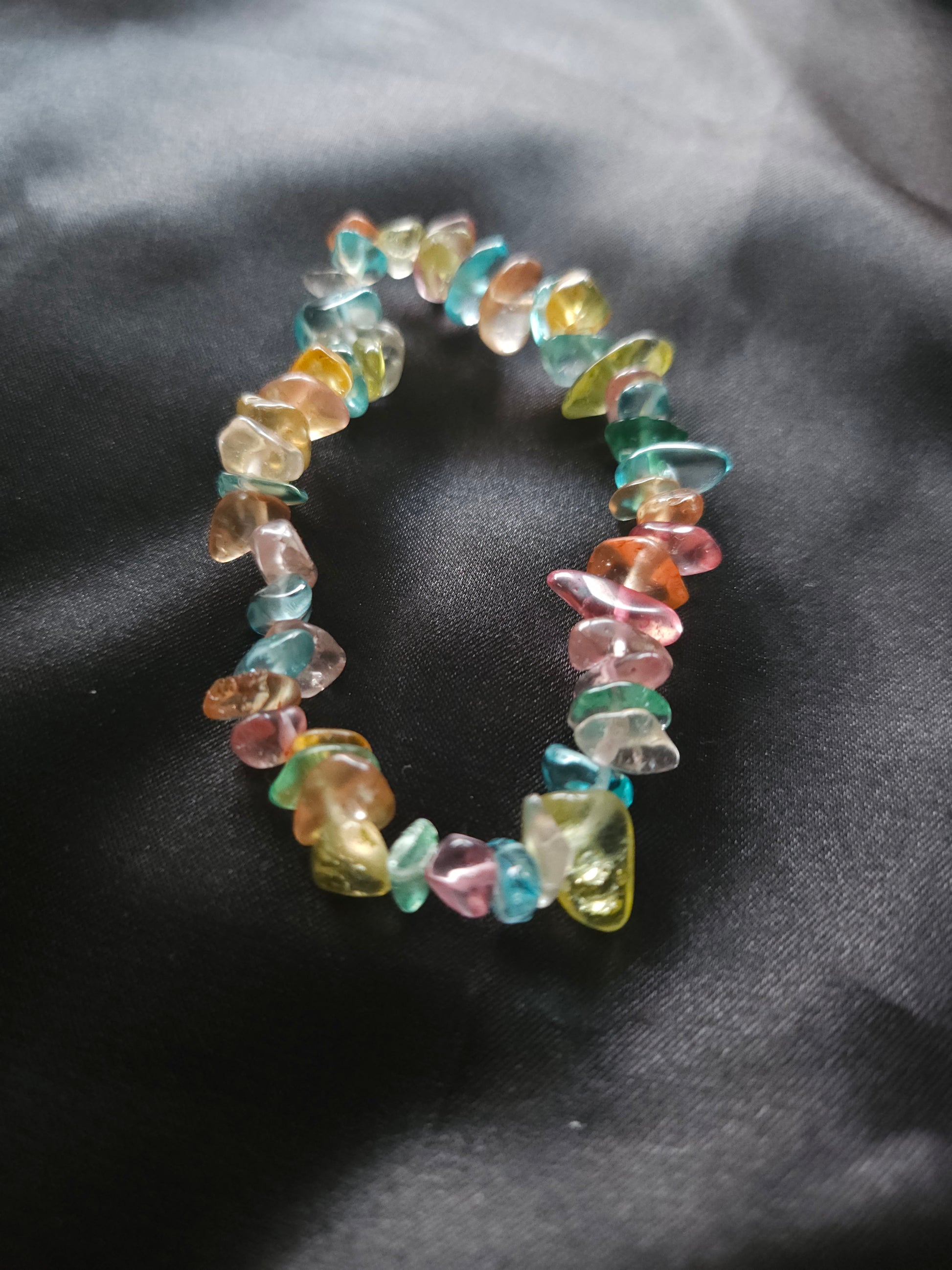 Détail des perles de verre asymétriques colorées du bracelet