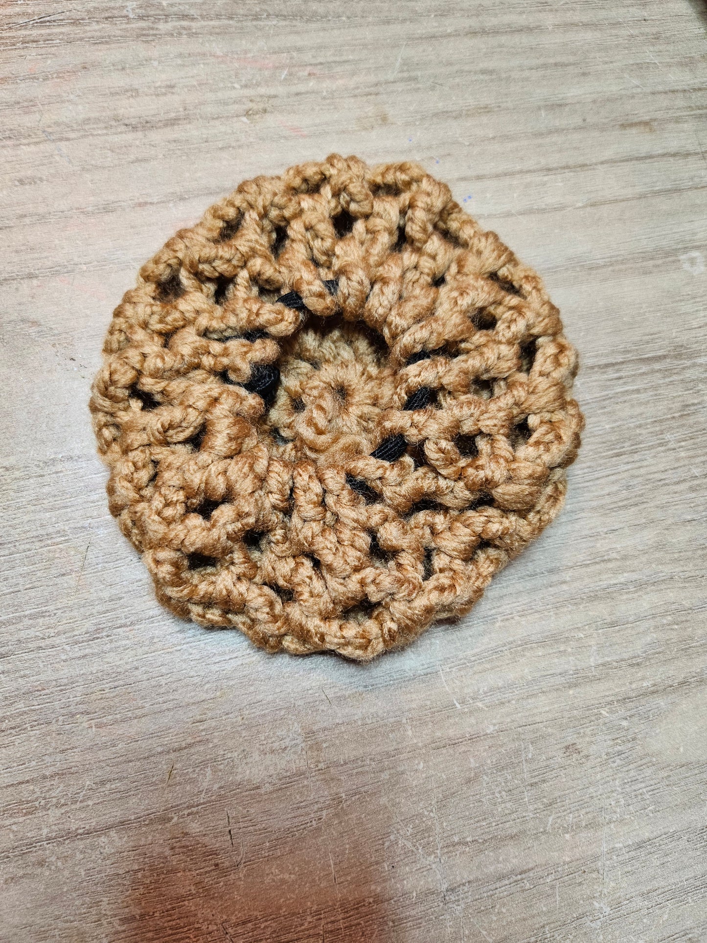 Chignon au crochet ocre fait main - vue arrière