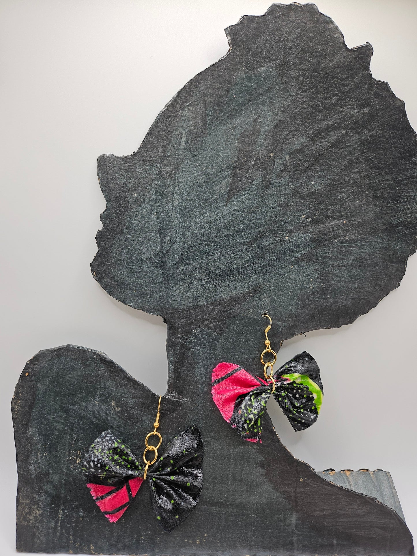 Paire de boucles d'oreilles nœud papillon - vue d'ensemble