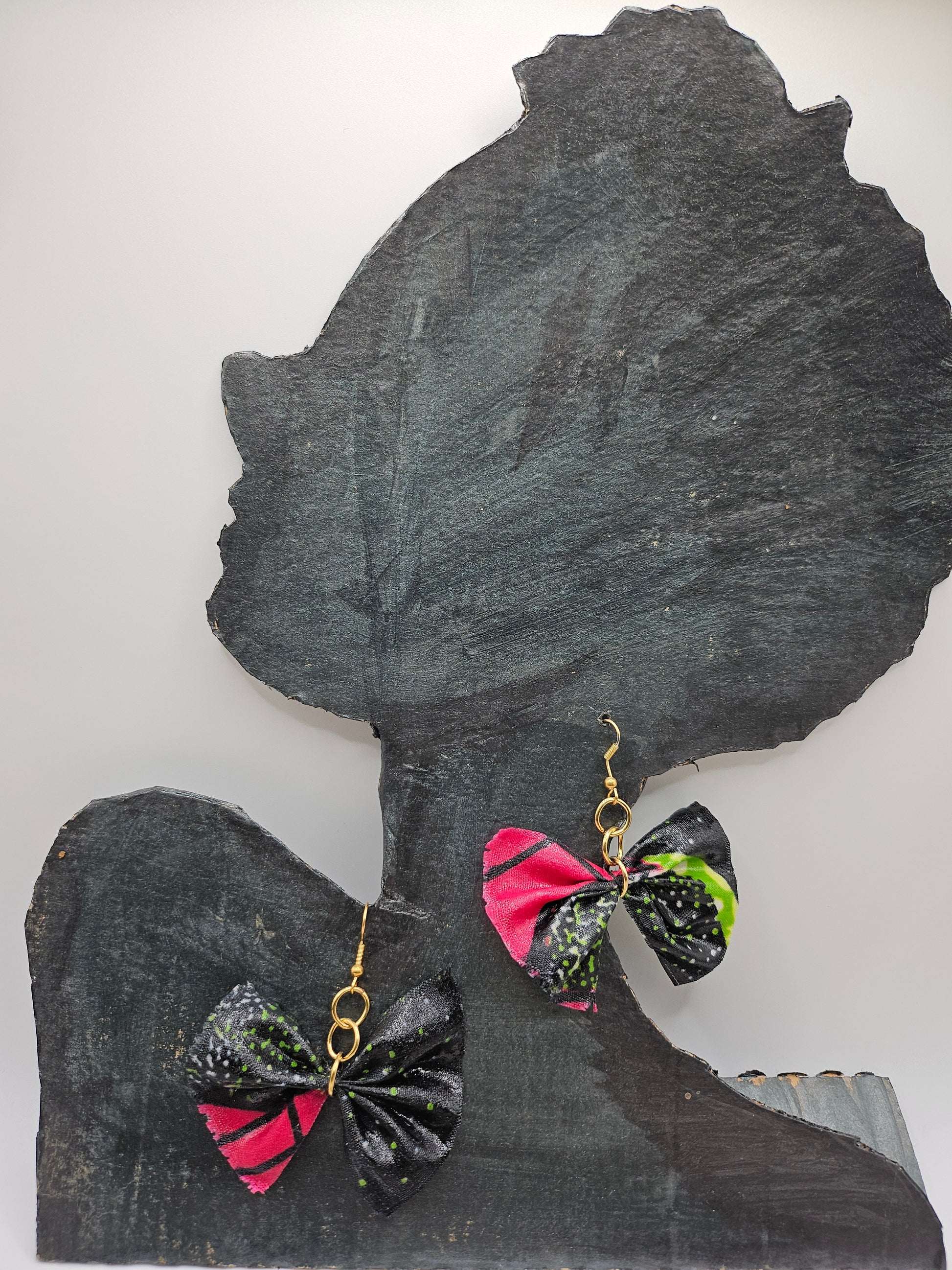 Paire de boucles d'oreilles nœud papillon - vue d'ensemble