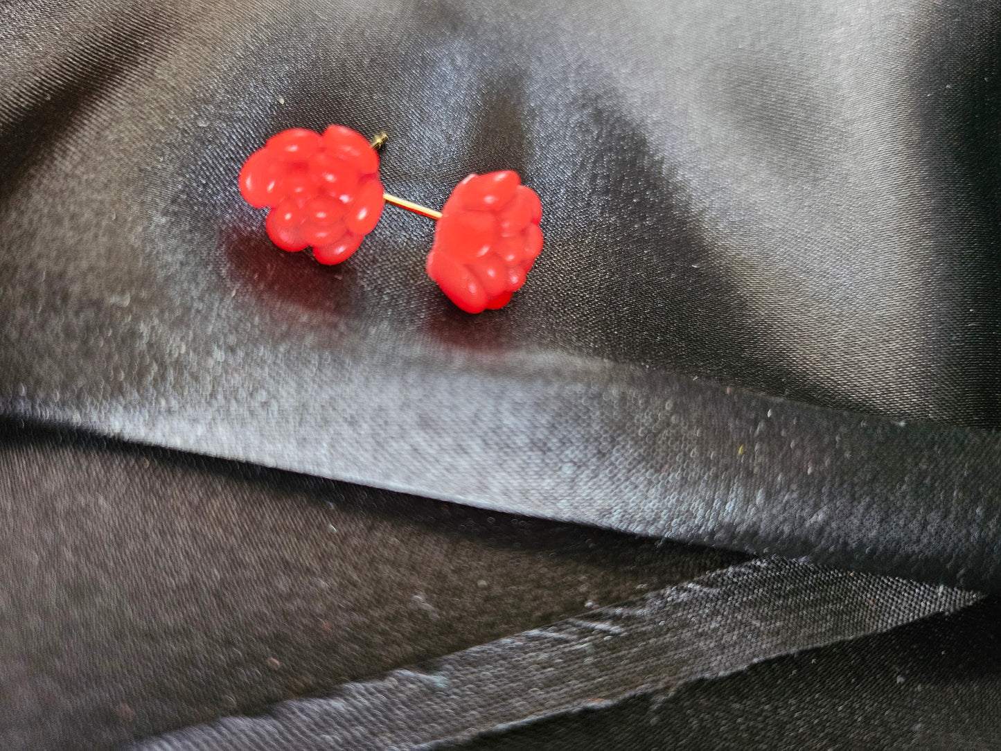 Détail de la puce d'oreille rose rouge faite main en France